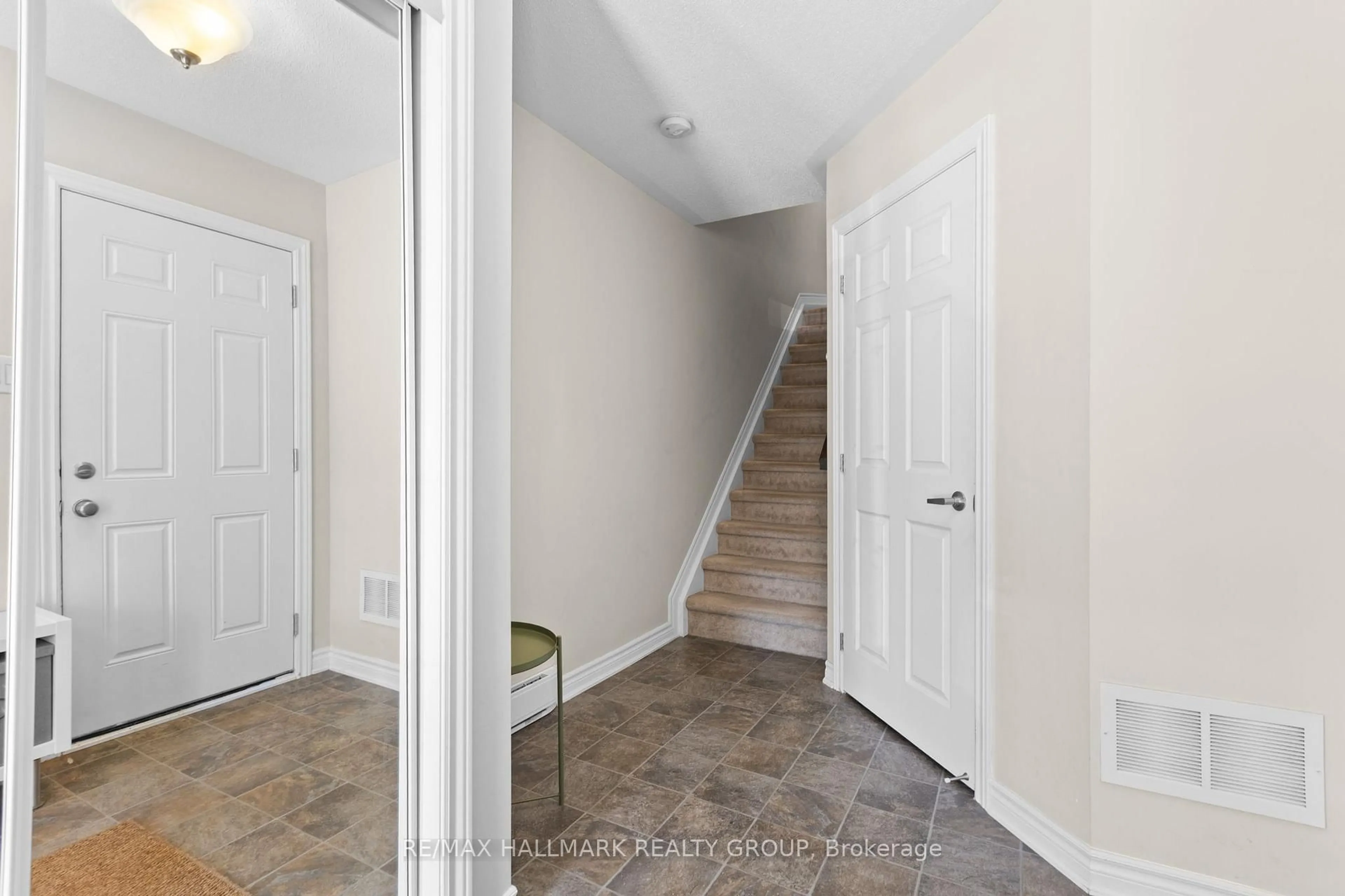 Indoor entryway for 469 Meadowhawk Cres, Ottawa Ontario K2J 5W7