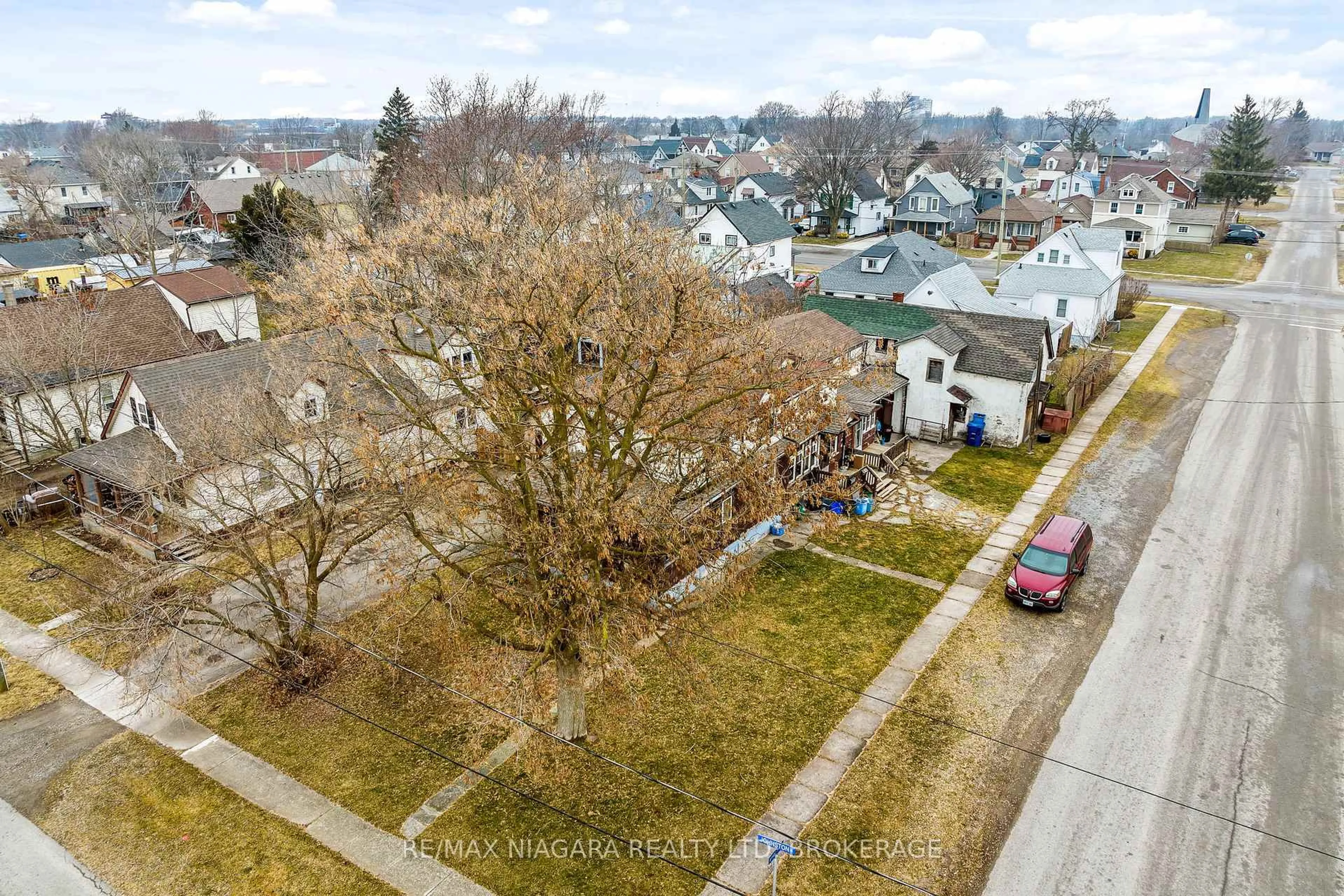 A pic from outside/outdoor area/front of a property/back of a property/a pic from drone, street for 48 Johnston St, Port Colborne Ontario L3K 1G6
