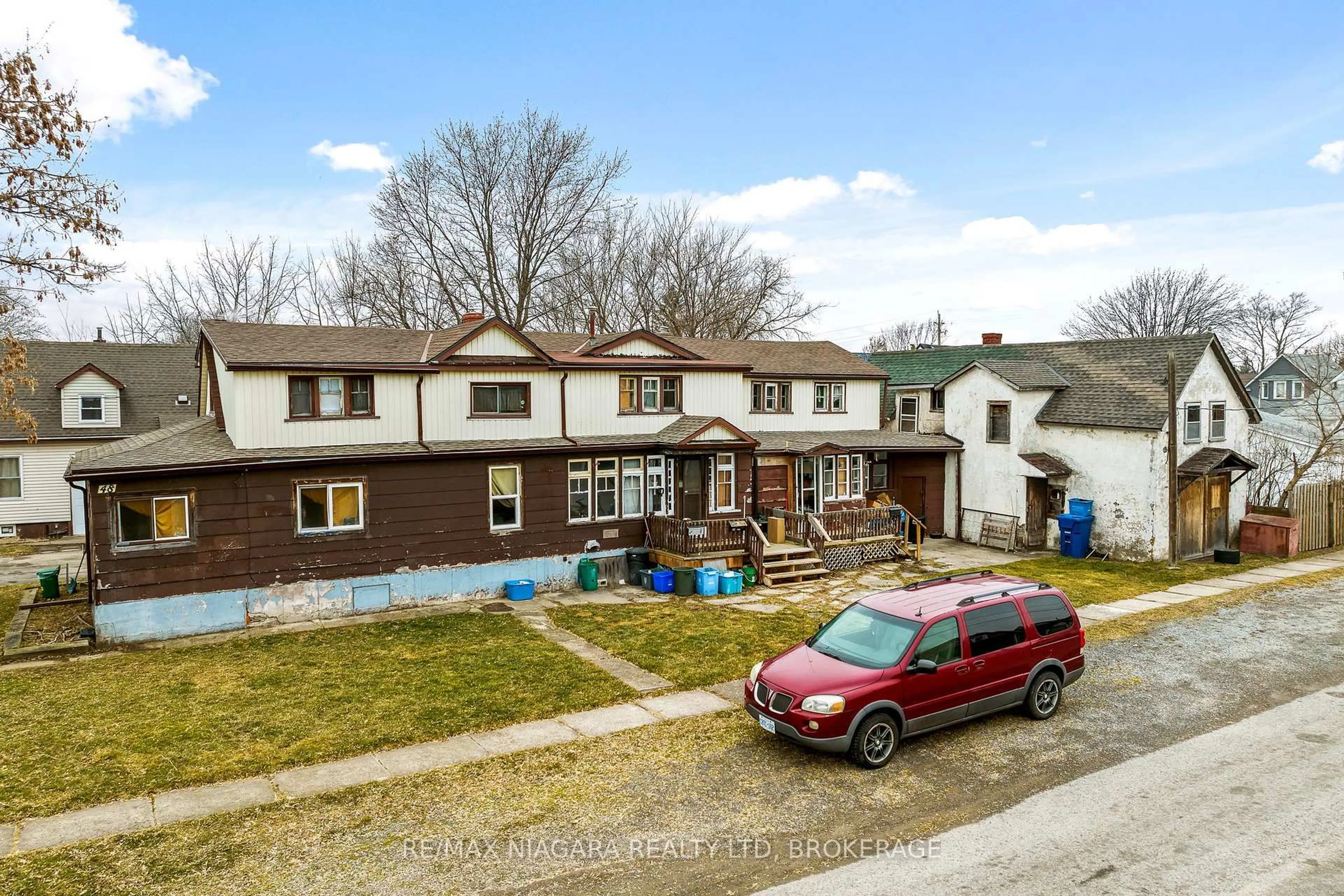 A pic from outside/outdoor area/front of a property/back of a property/a pic from drone, street for 48 Johnston St, Port Colborne Ontario L3K 1G6