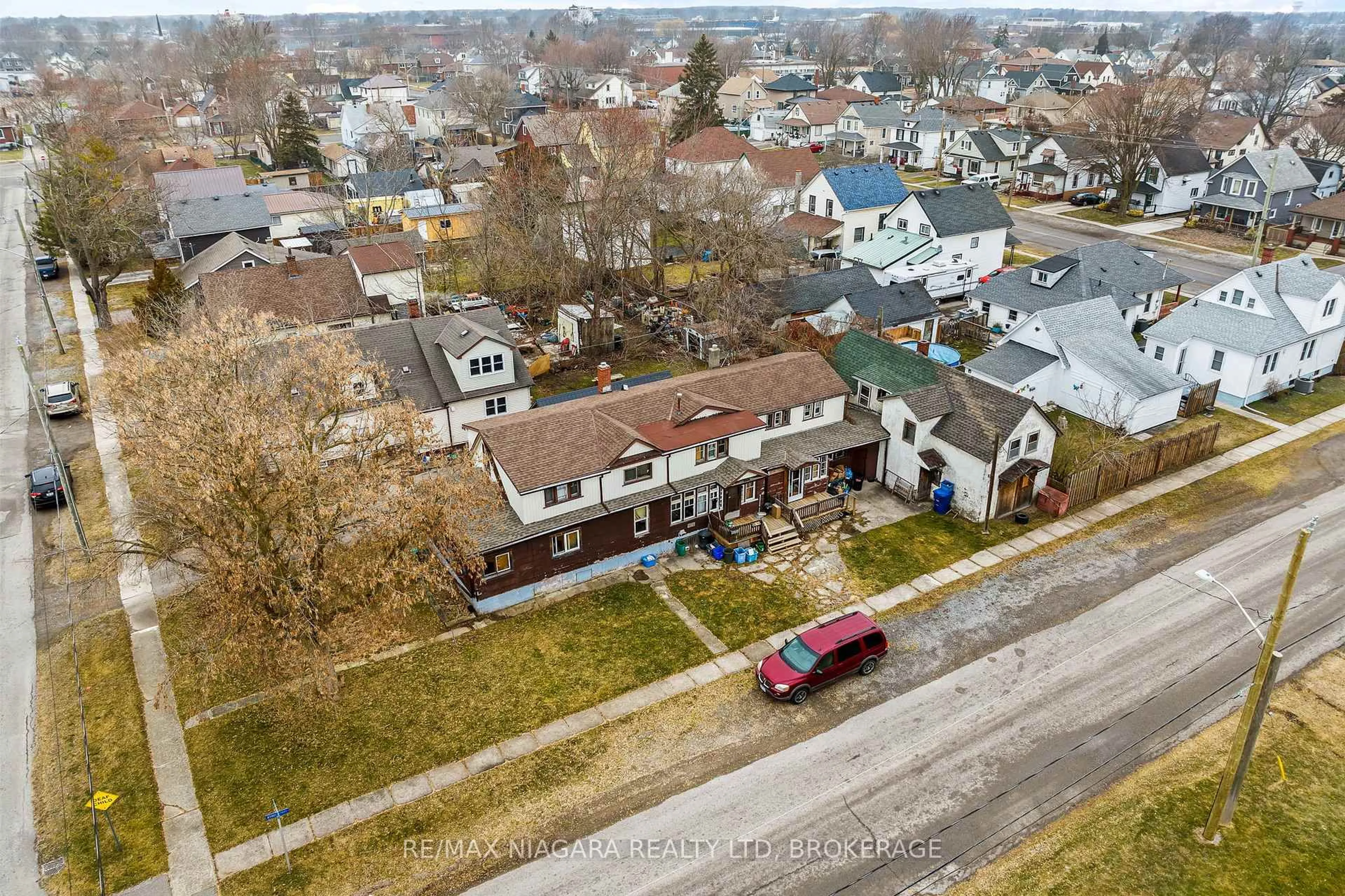 A pic from outside/outdoor area/front of a property/back of a property/a pic from drone, street for 48 Johnston St, Port Colborne Ontario L3K 1G6