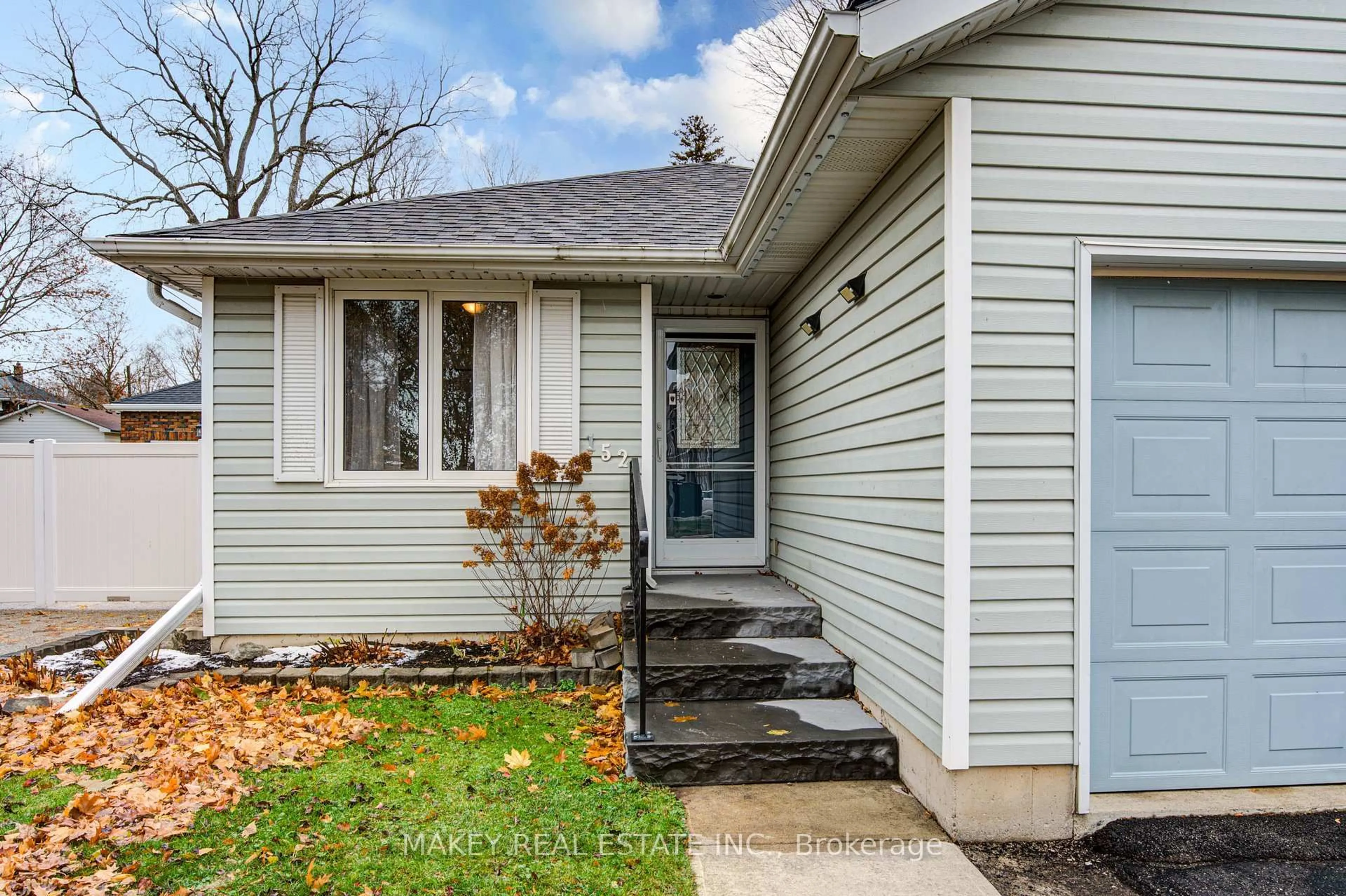 Home with vinyl exterior material, street for 152 Oxford St, Woodstock Ontario N4S 6A9