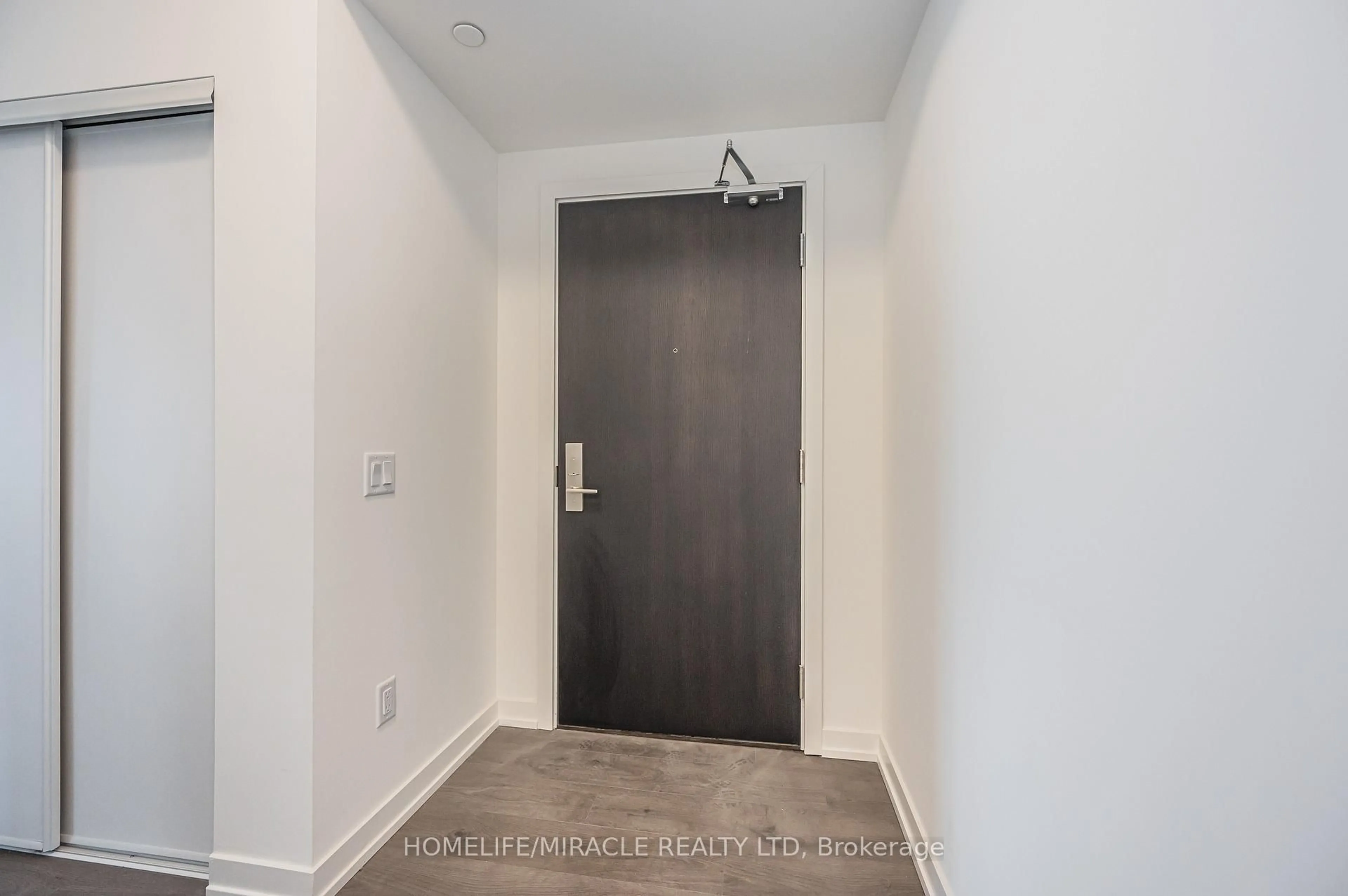 Indoor entryway for 55 Duke St #2203, Kitchener Ontario N2G 1A6