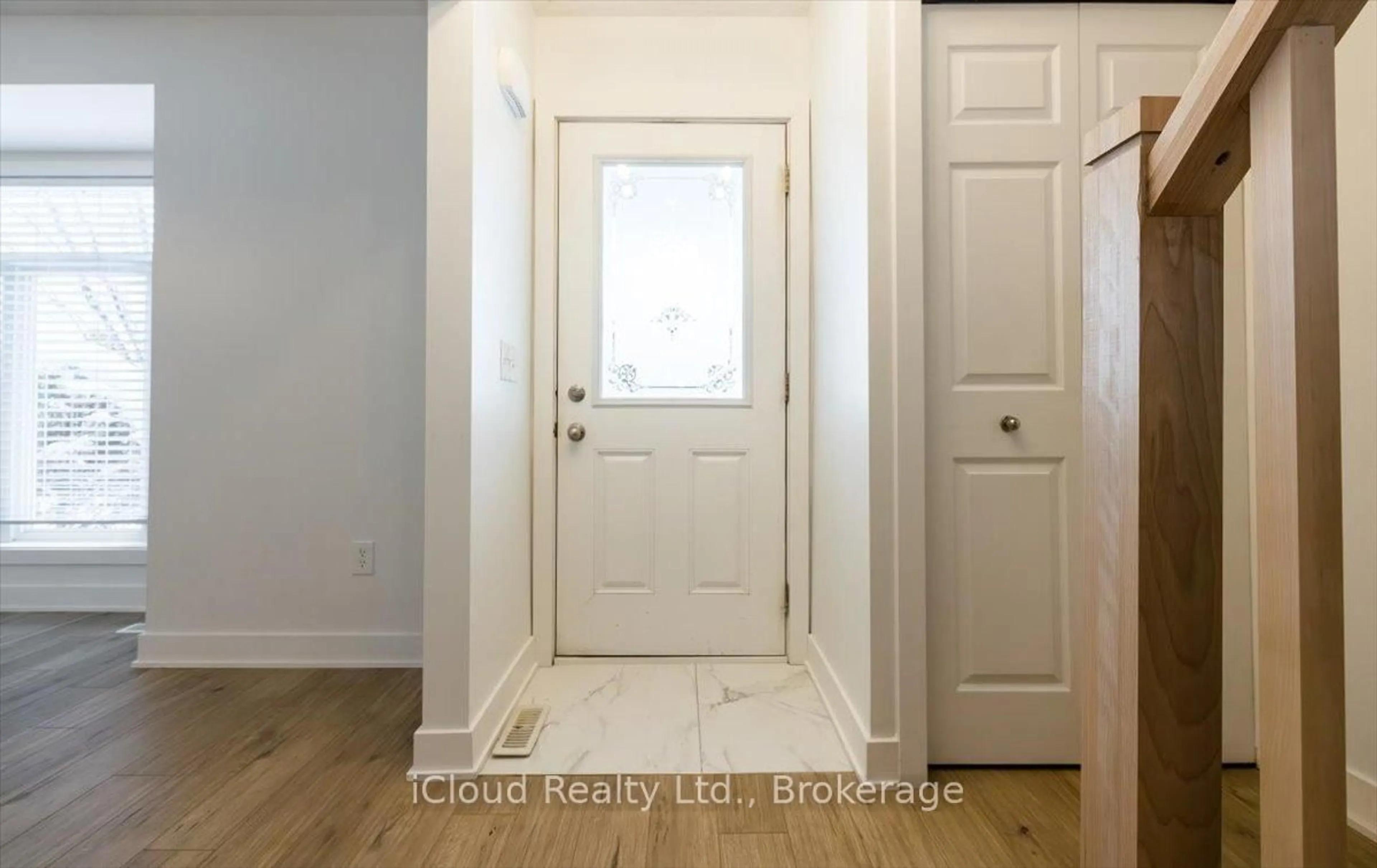Indoor entryway for 1600 Mickleborough Dr #49, London North Ontario N6G 5R6