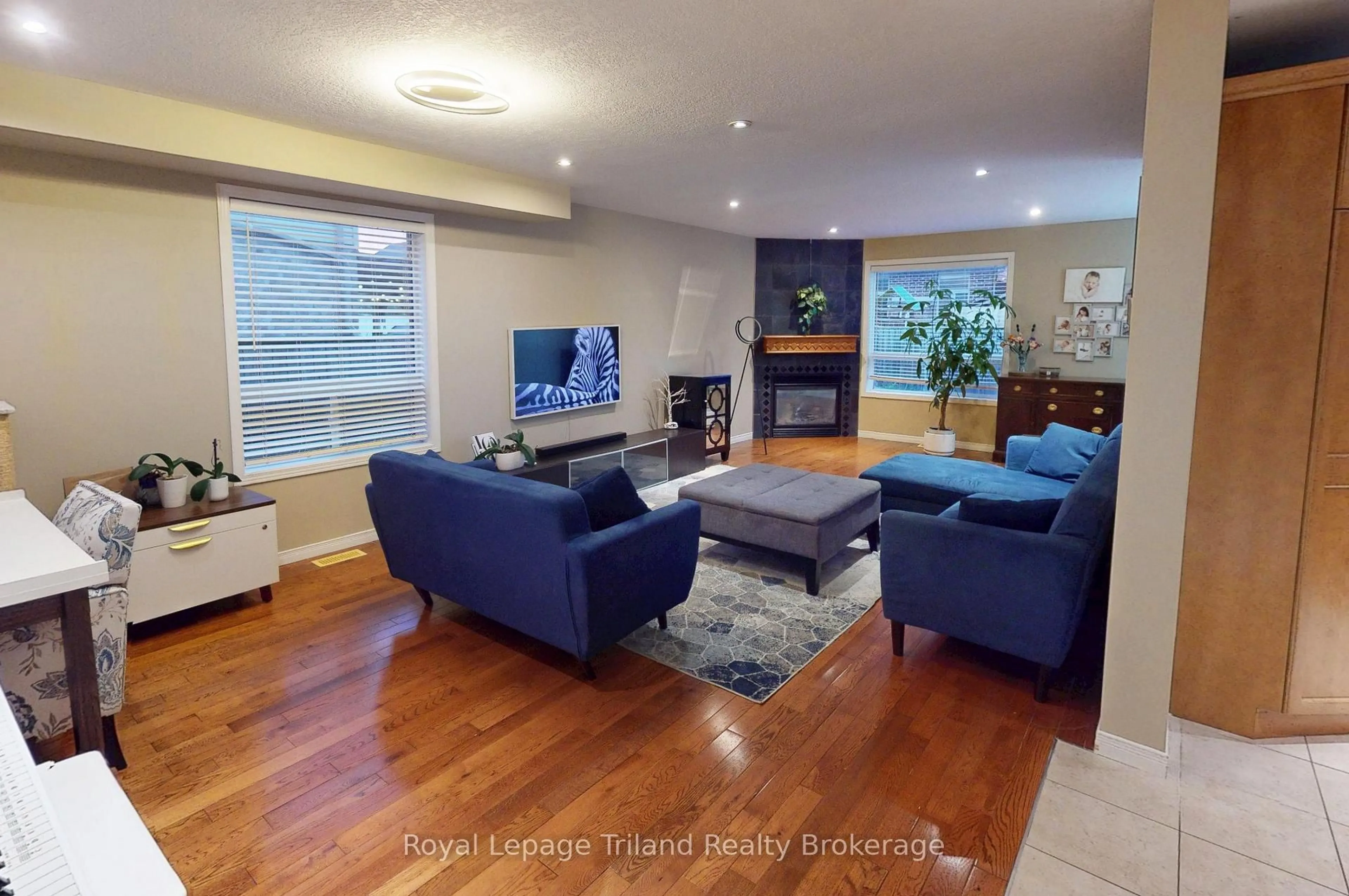 Living room with furniture, wood/laminate floor for 566 Alberta Ave, Woodstock Ontario N4V 0A3