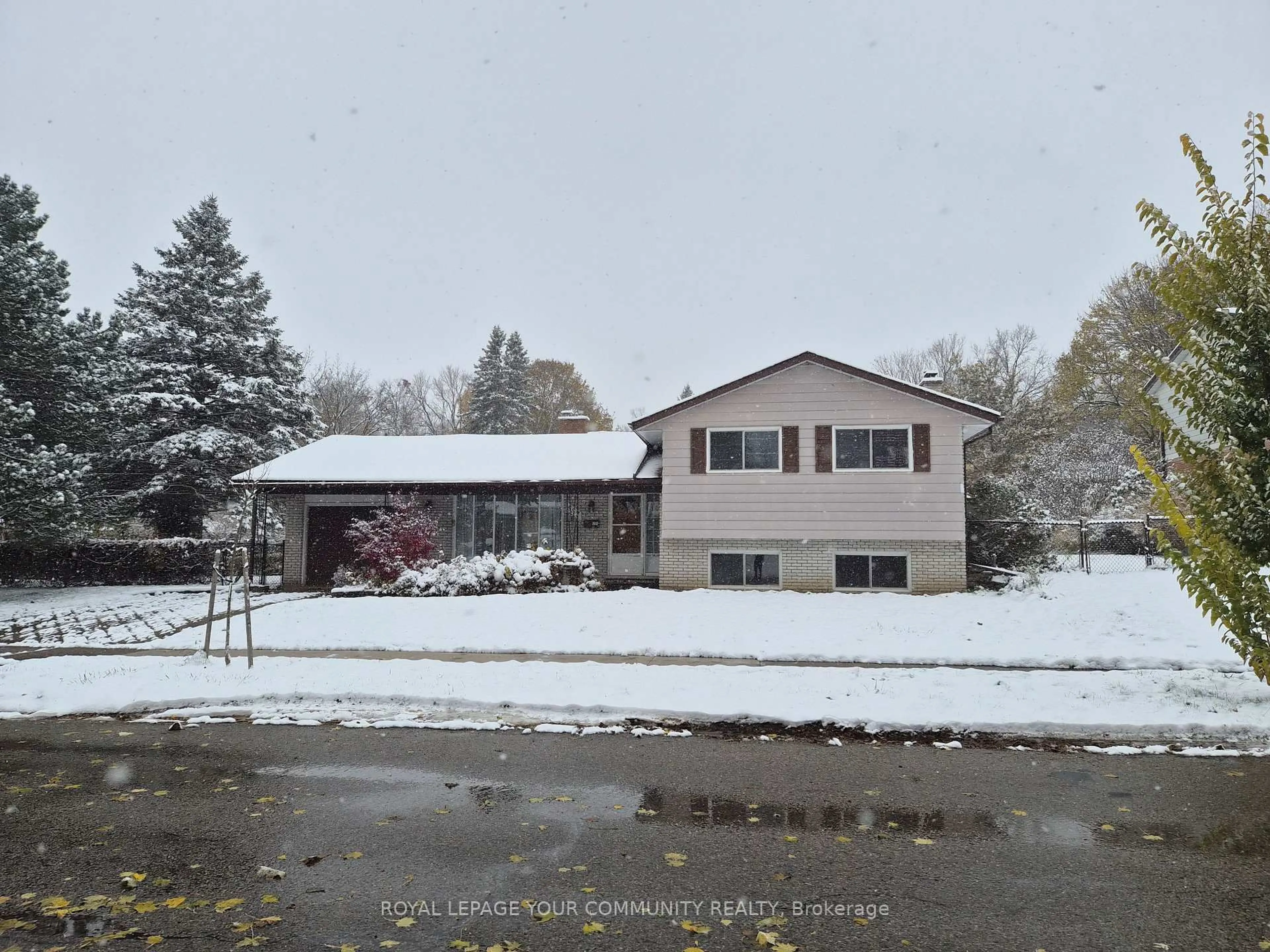 A pic from outside/outdoor area/front of a property/back of a property/a pic from drone, unknown for 557 Glen Manor Blvd, Waterloo Ontario N2L 4T7