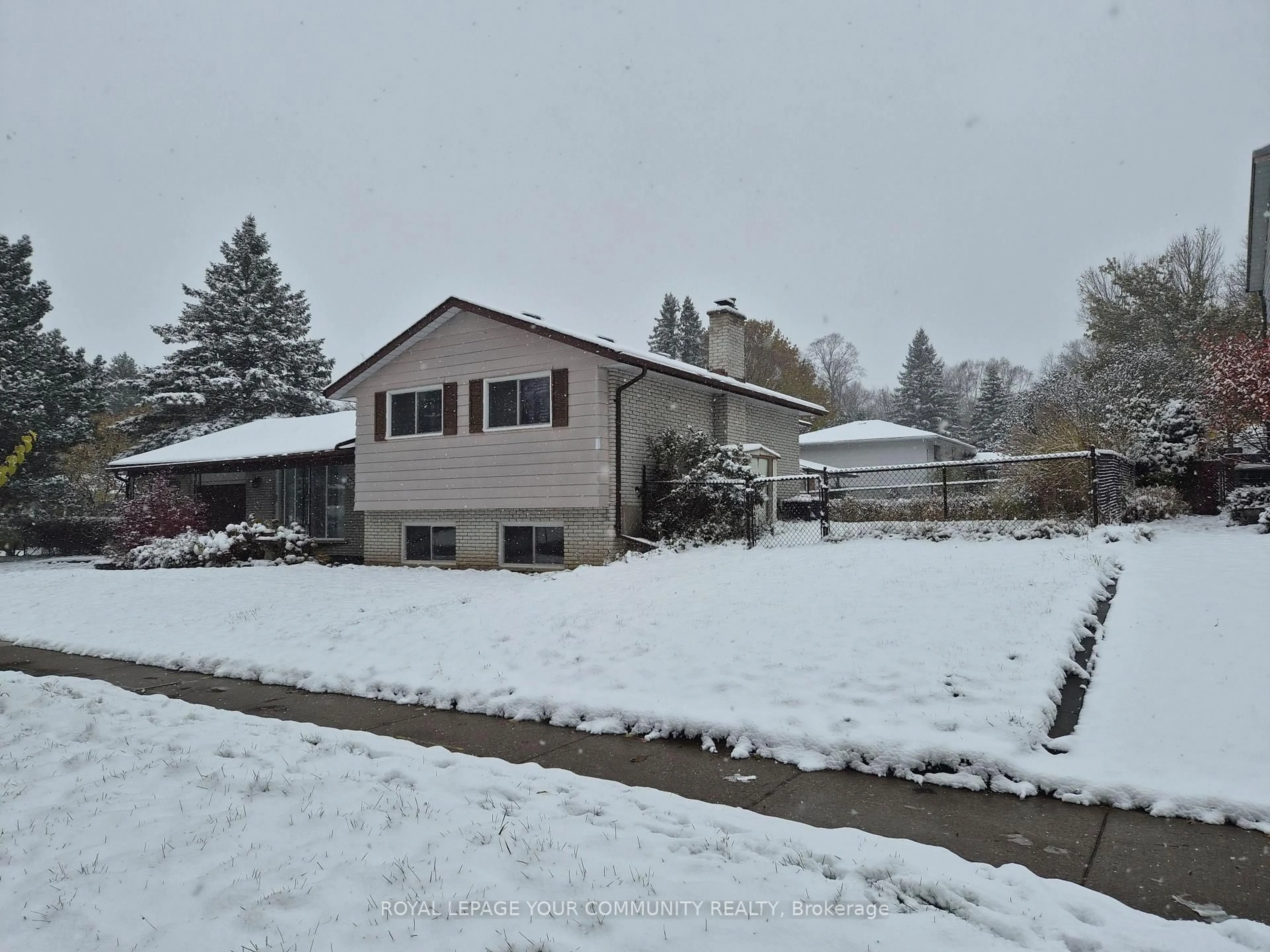 A pic from outside/outdoor area/front of a property/back of a property/a pic from drone, street for 557 Glen Manor Blvd, Waterloo Ontario N2L 4T7