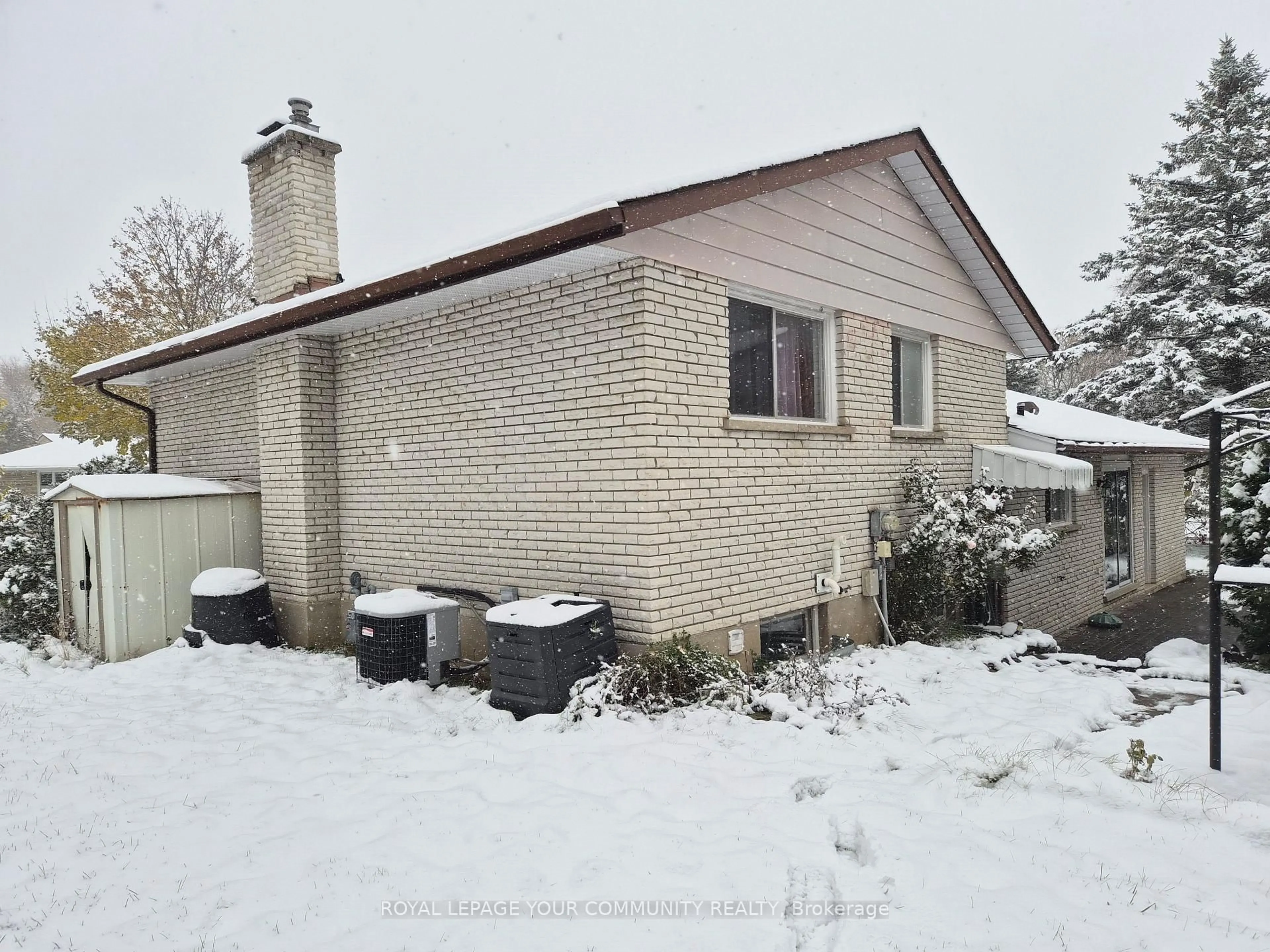 A pic from outside/outdoor area/front of a property/back of a property/a pic from drone, street for 557 Glen Manor Blvd, Waterloo Ontario N2L 4T7