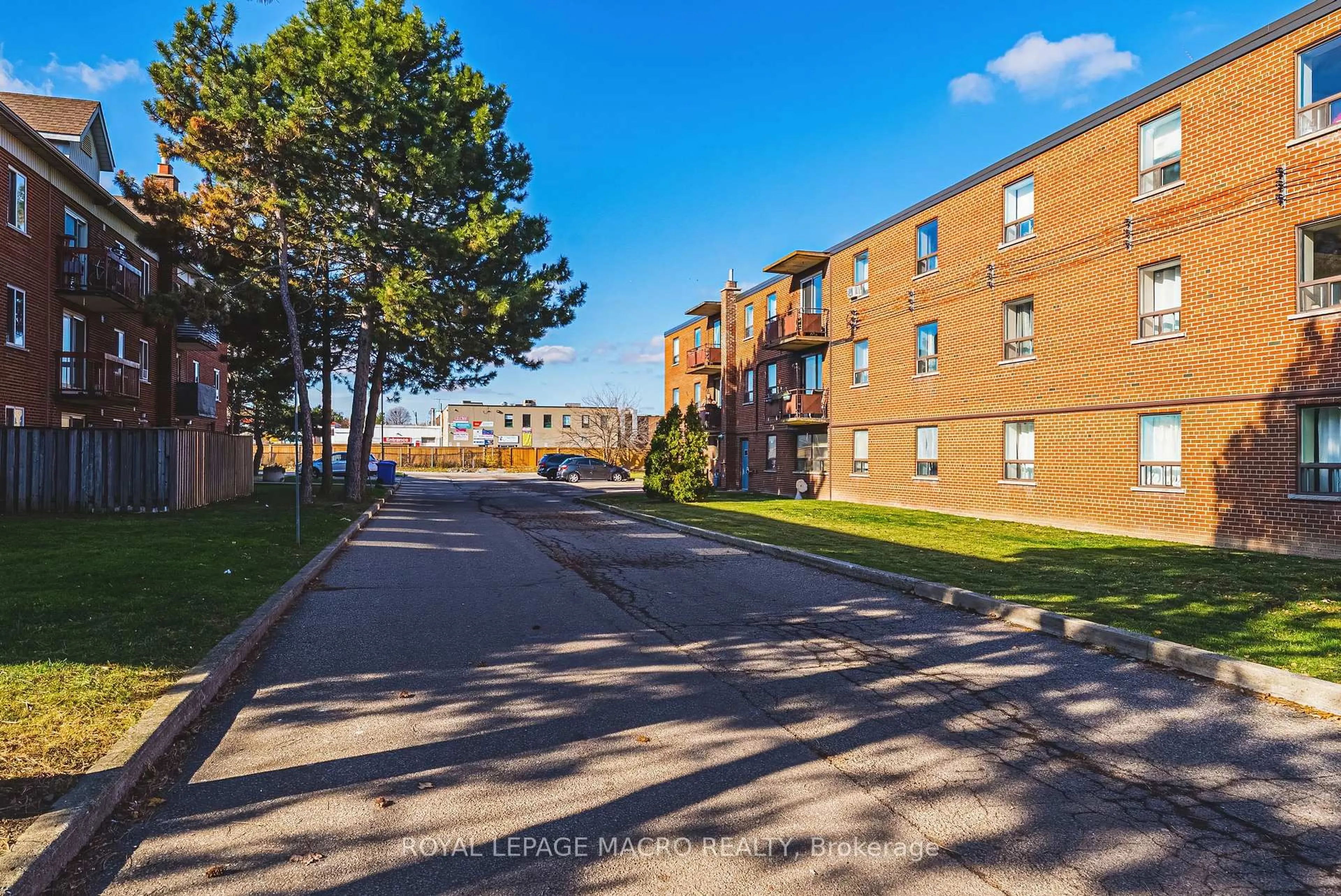 A pic from outside/outdoor area/front of a property/back of a property/a pic from drone, street for 30 Hayden St, Hamilton Ontario L9A 2X2