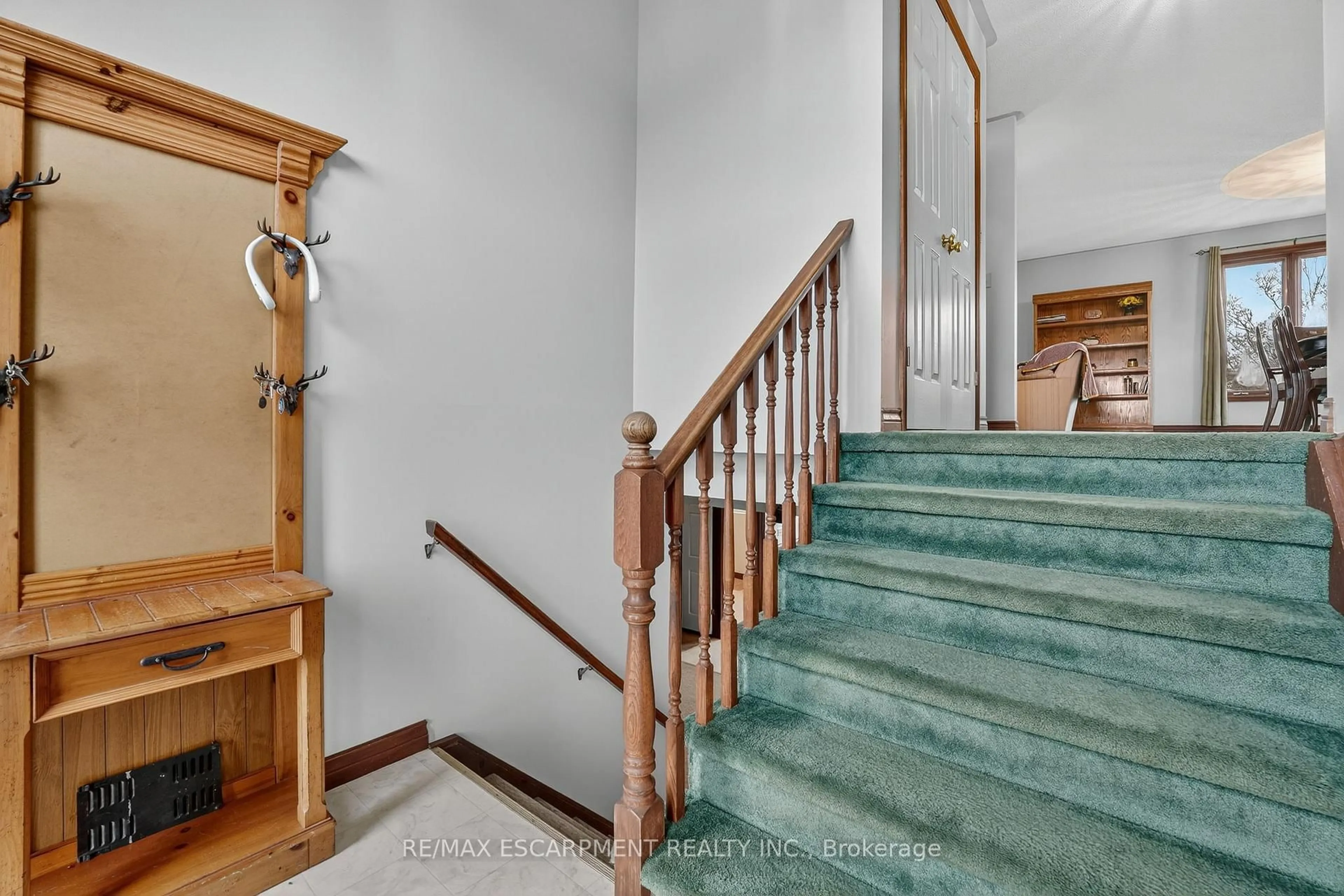 Indoor foyer for 713 Haldimand Rd 17, Haldimand Ontario N1A 2W4