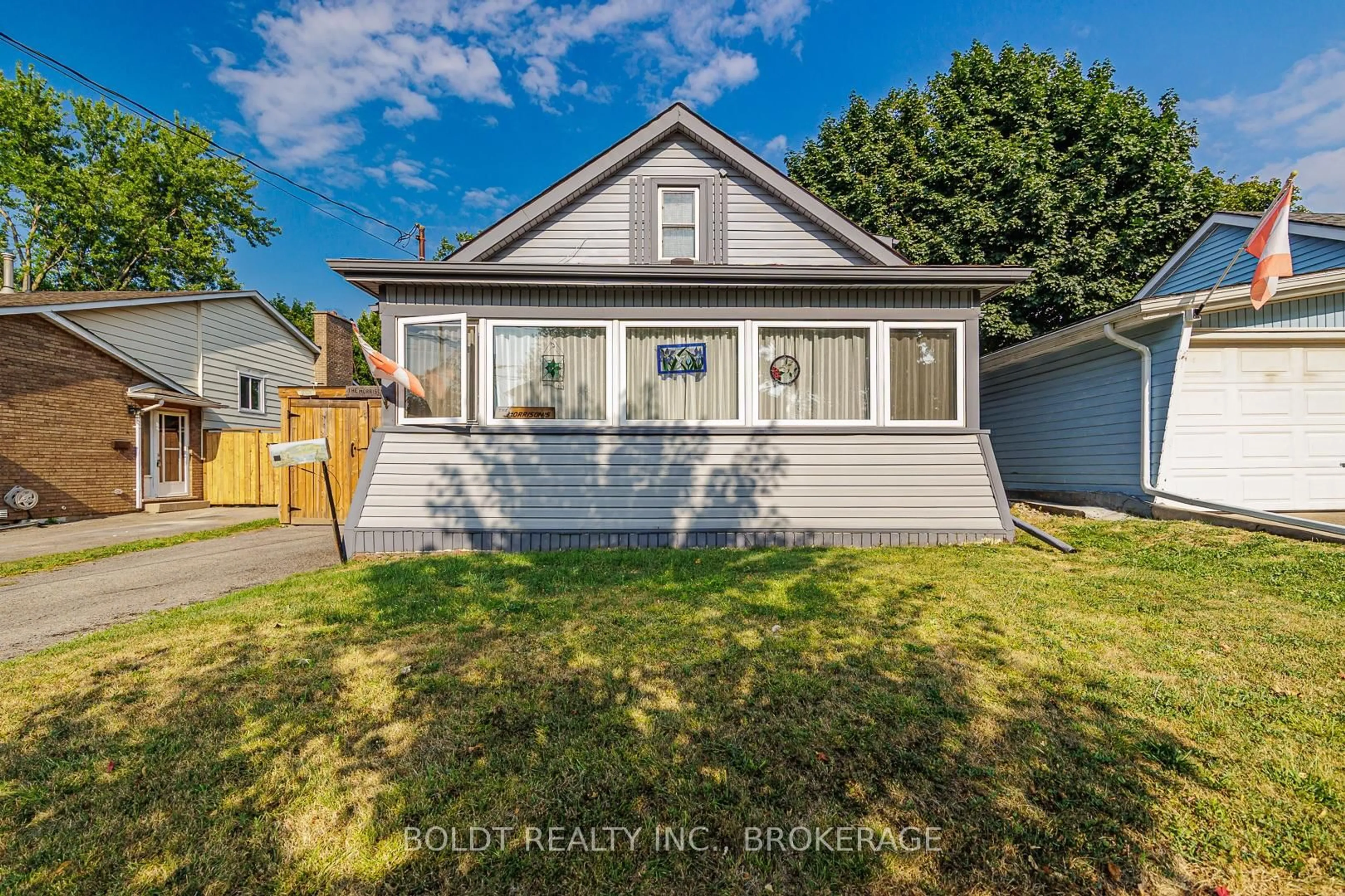 Home with vinyl exterior material, street for 66 Chapel St, Thorold Ontario L2V 2E6