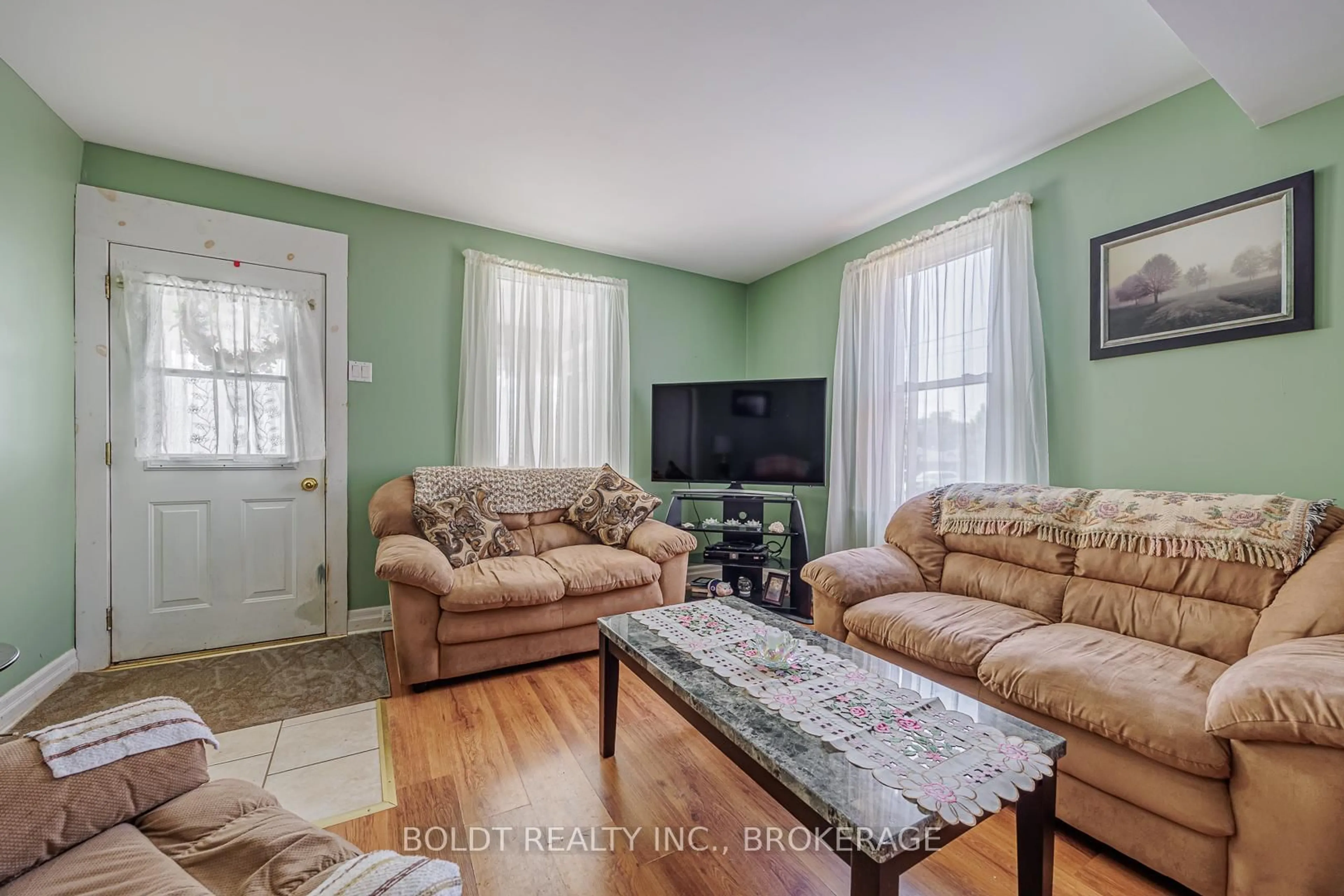 Living room with furniture, unknown for 66 Chapel St, Thorold Ontario L2V 2E6