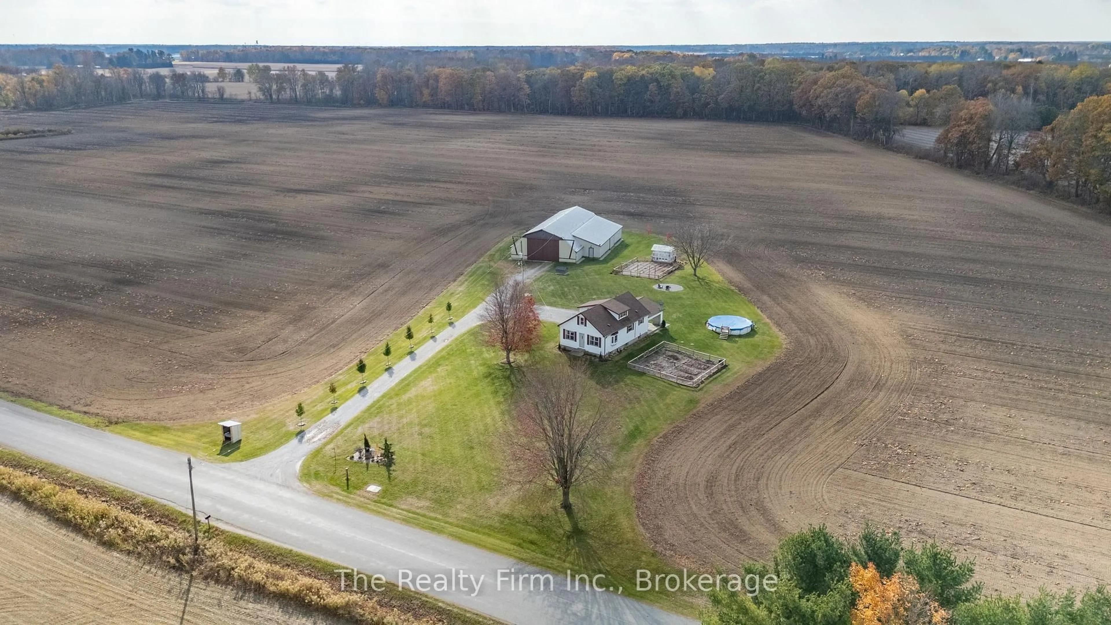 A pic from outside/outdoor area/front of a property/back of a property/a pic from drone, unknown for 575 Jackson Side Rd, Norfolk Ontario N0J 1E0