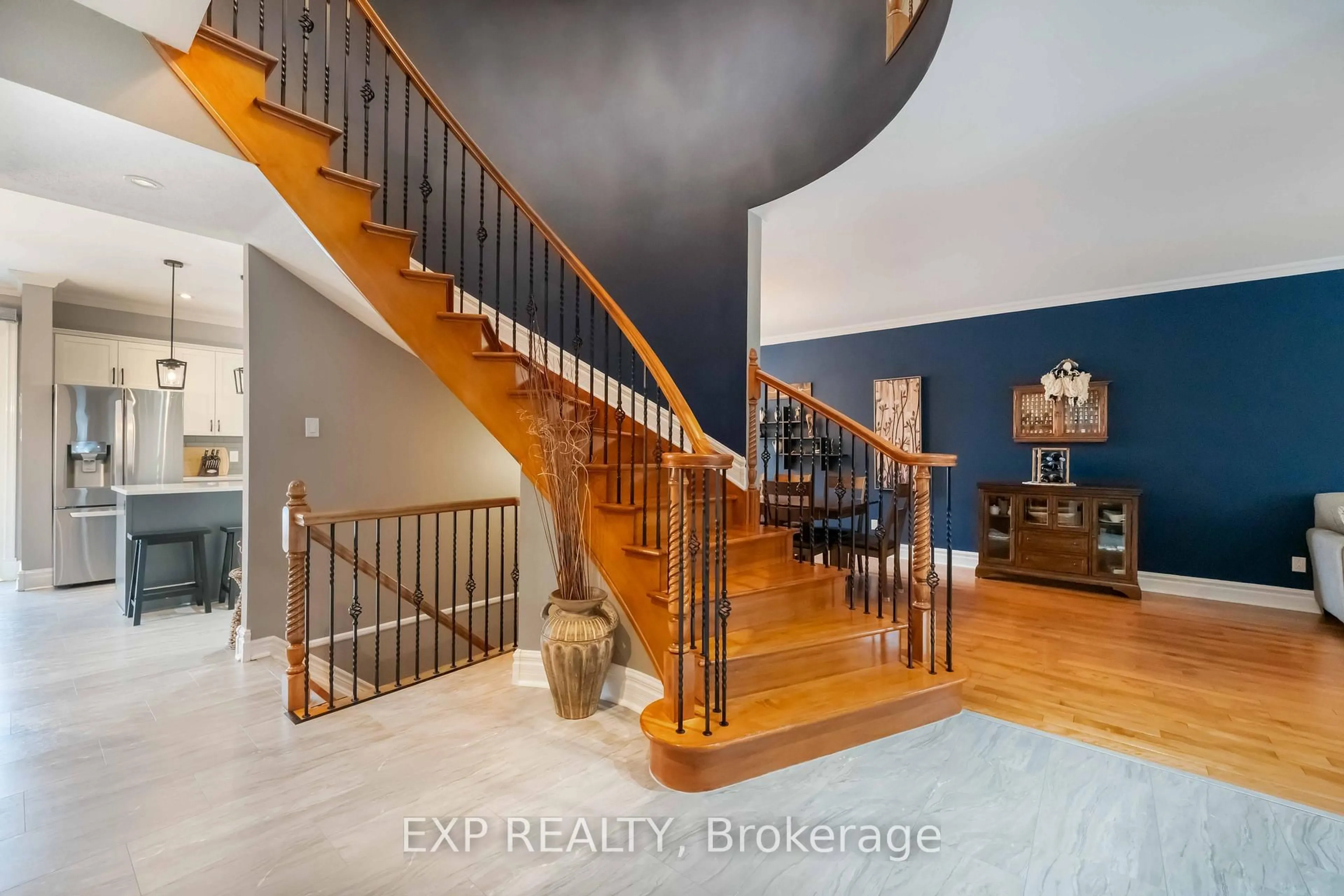 Indoor entryway for 2095 Avebury Dr, Ottawa Ontario K4A 4G2