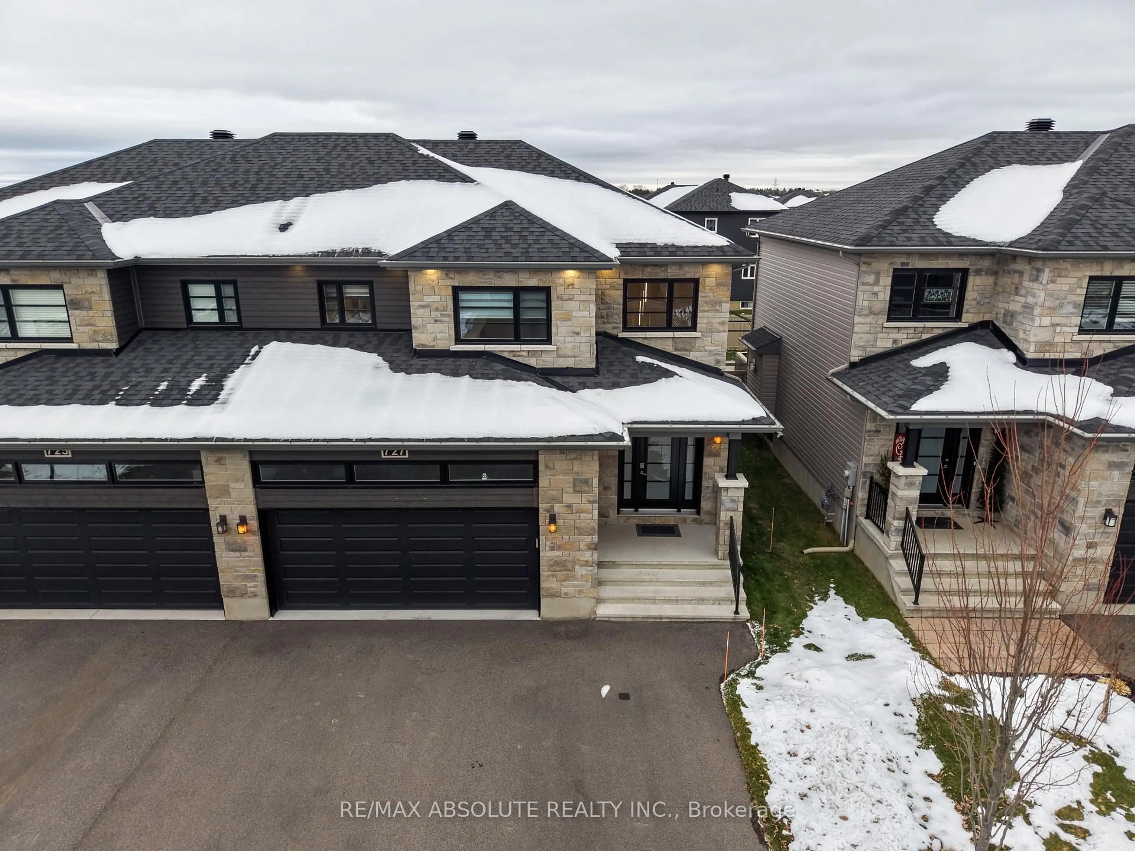 A pic from outside/outdoor area/front of a property/back of a property/a pic from drone, mountain view for 727 Azure St, Russell Ontario K4R 0E6