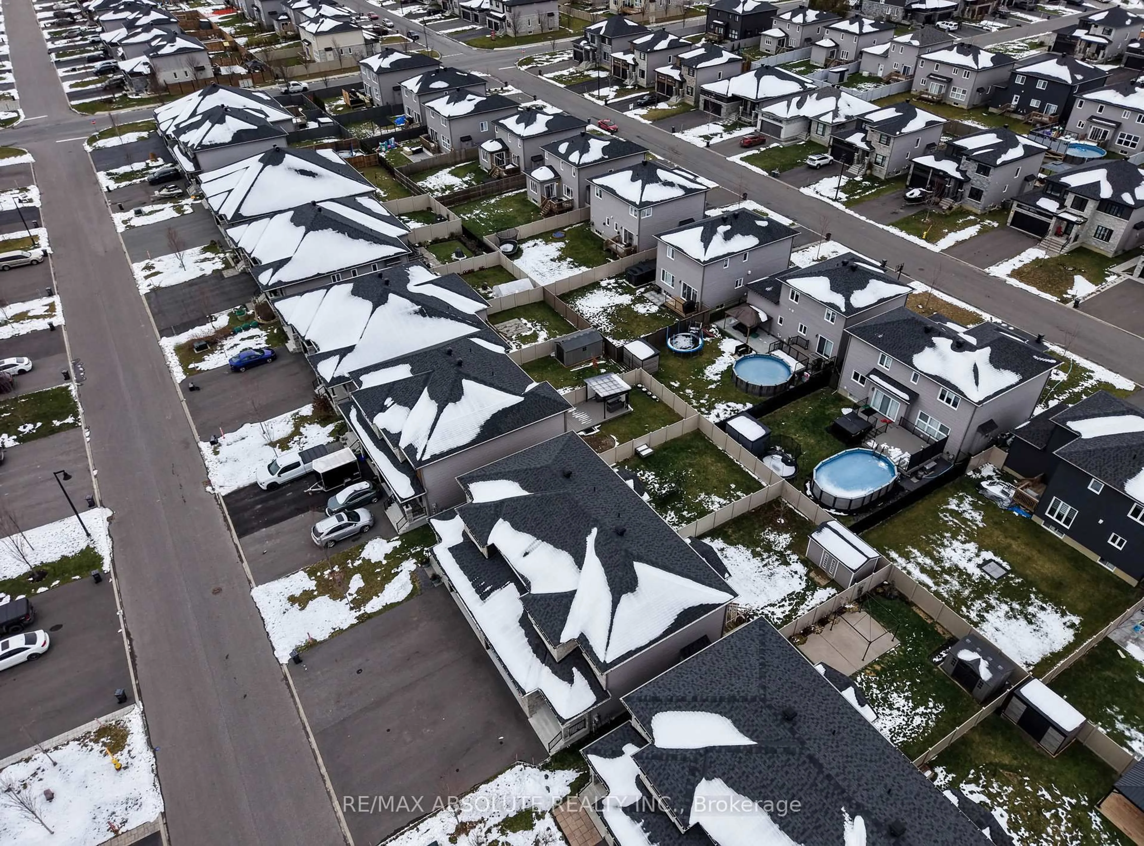 A pic from outside/outdoor area/front of a property/back of a property/a pic from drone, street for 727 Azure St, Russell Ontario K4R 0E6