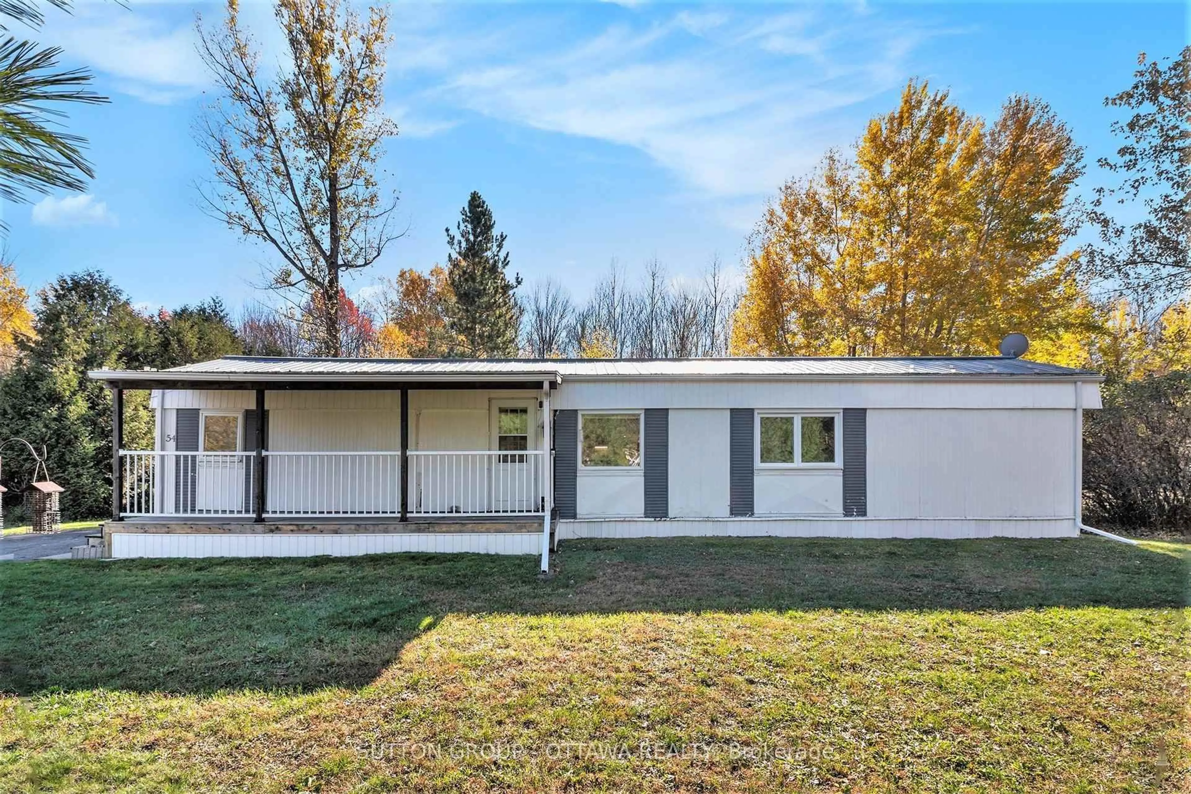 Home with vinyl exterior material, building for 5620 Rockdale Rd #54, Vars Ontario K0A 3H0