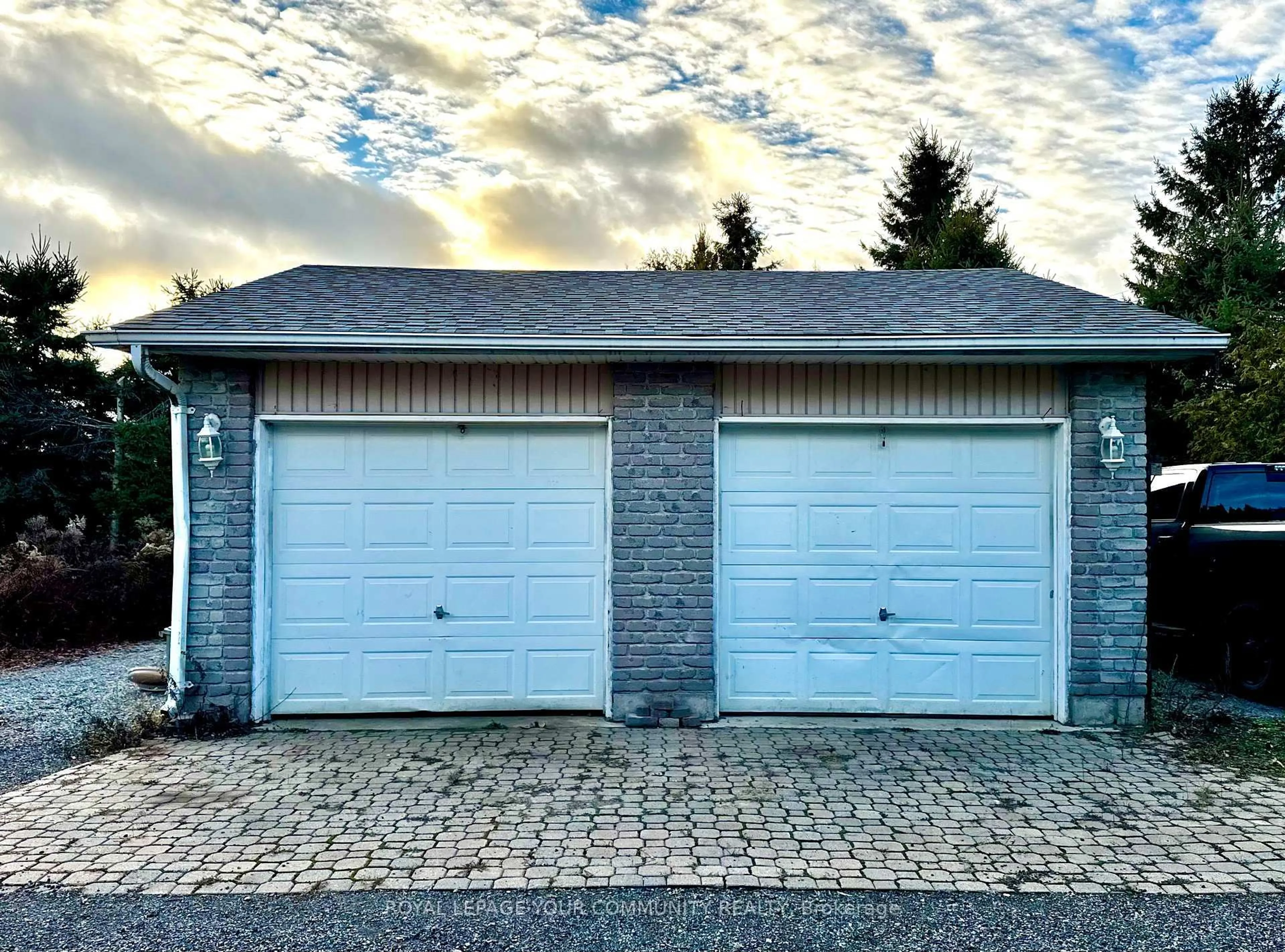 Indoor garage for 586 Rohallion Rd, Kawartha Lakes Ontario L0K 1B0
