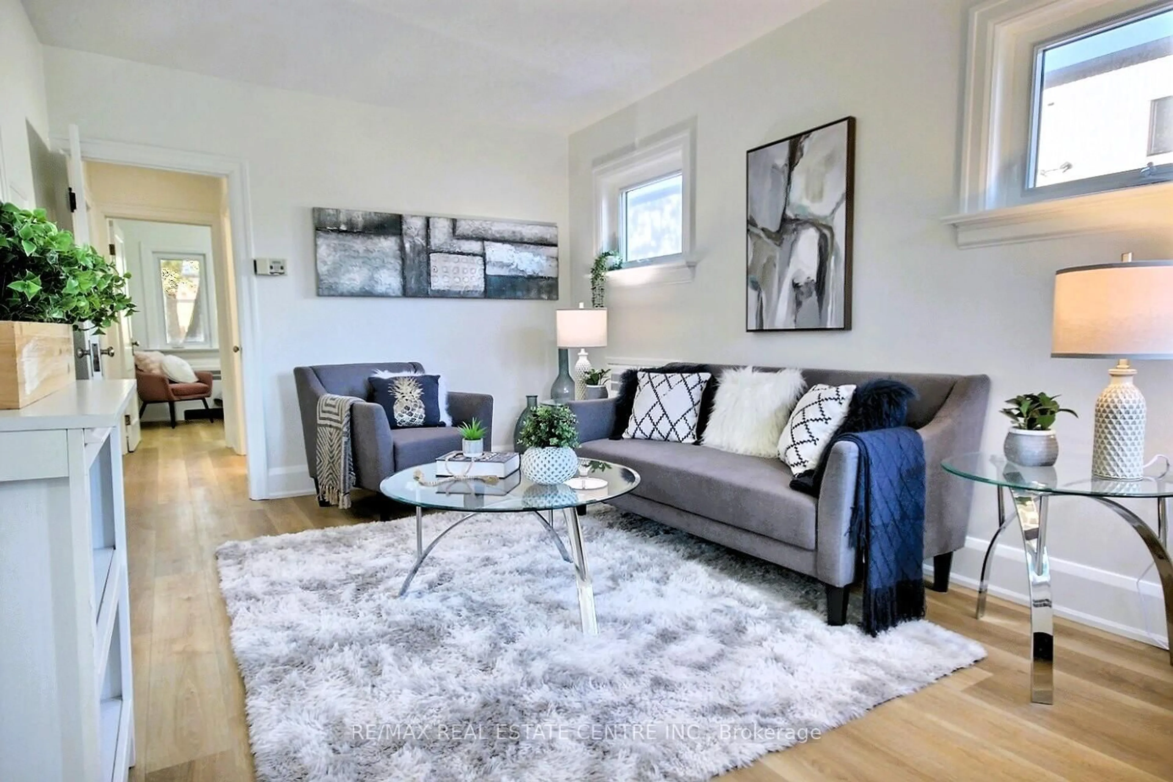 Living room with furniture, unknown for 324 Wellington Street N St, Waterloo Ontario N2H 5K9