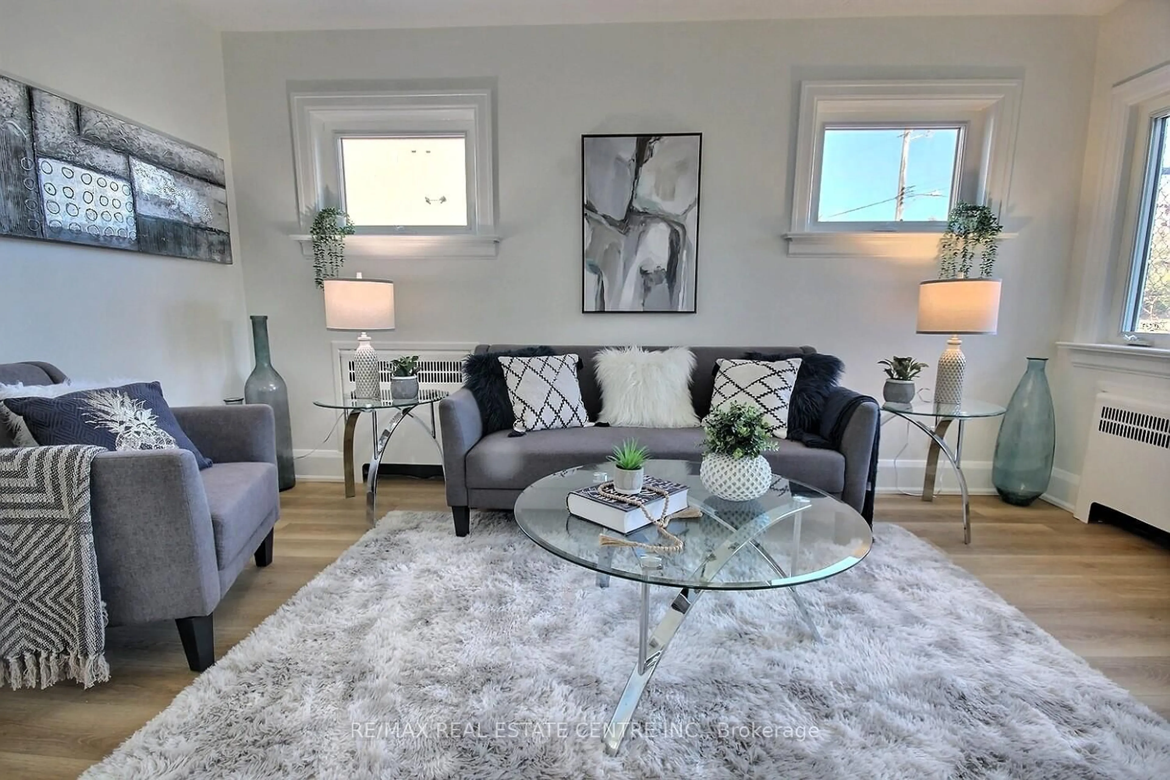 Living room with furniture, unknown for 324 Wellington Street N St, Waterloo Ontario N2H 5K9