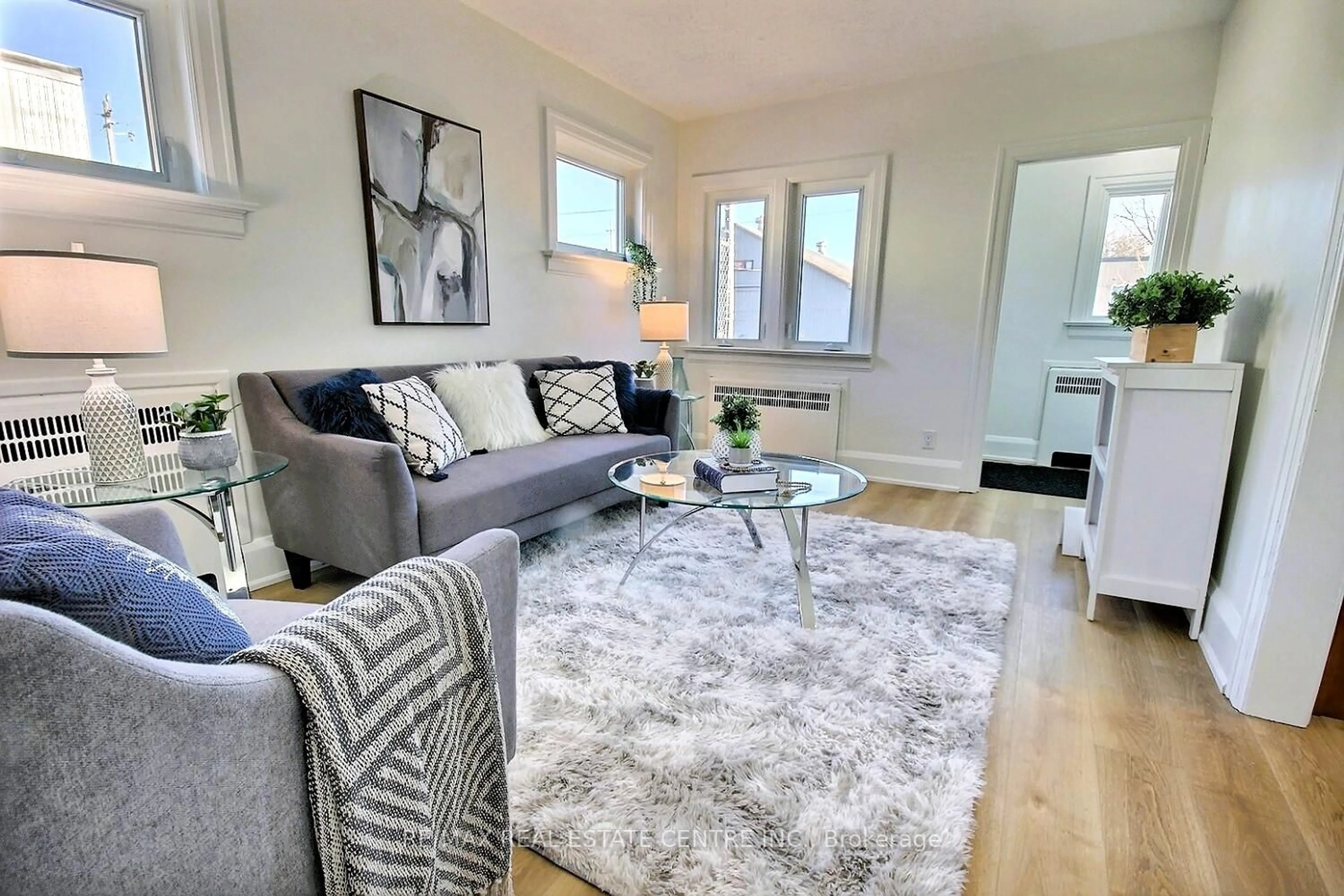 Living room with furniture, unknown for 324 Wellington Street N St, Waterloo Ontario N2H 5K9