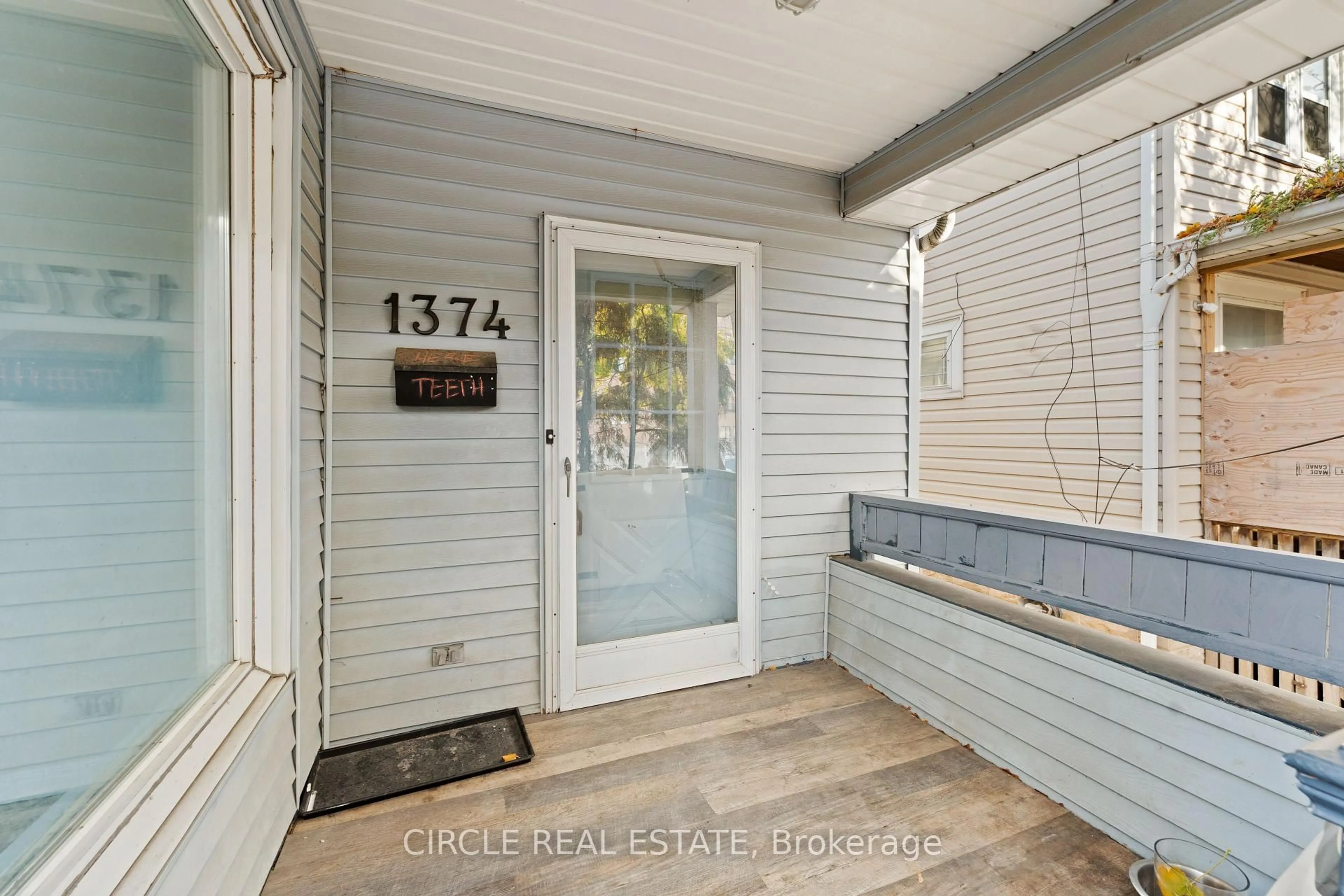 Indoor entryway for 1374 Pelissier St, Windsor Ontario N8X 1M5