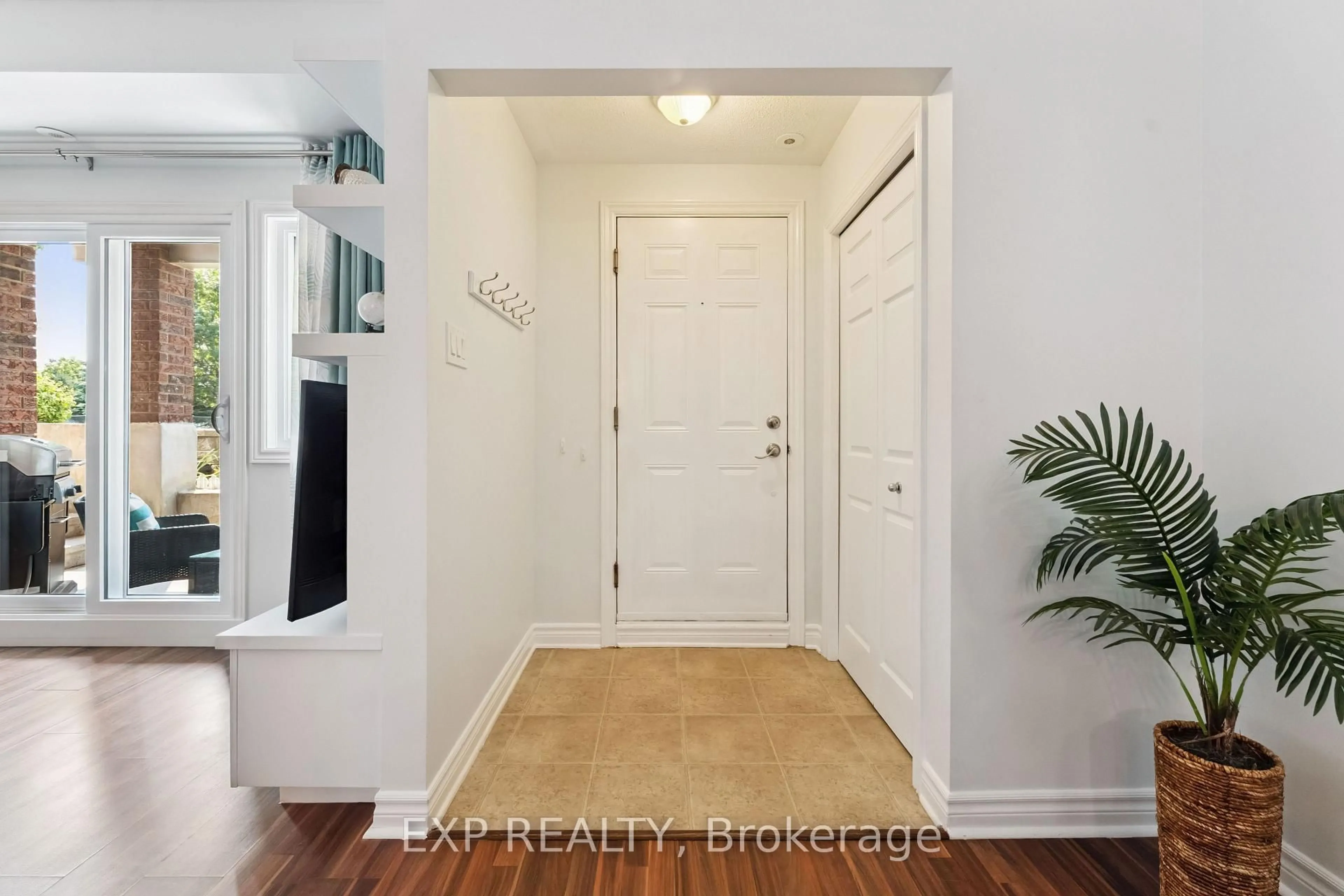Indoor entryway for 231 Crestway Dr #B, Ottawa Ontario K2G 7C5