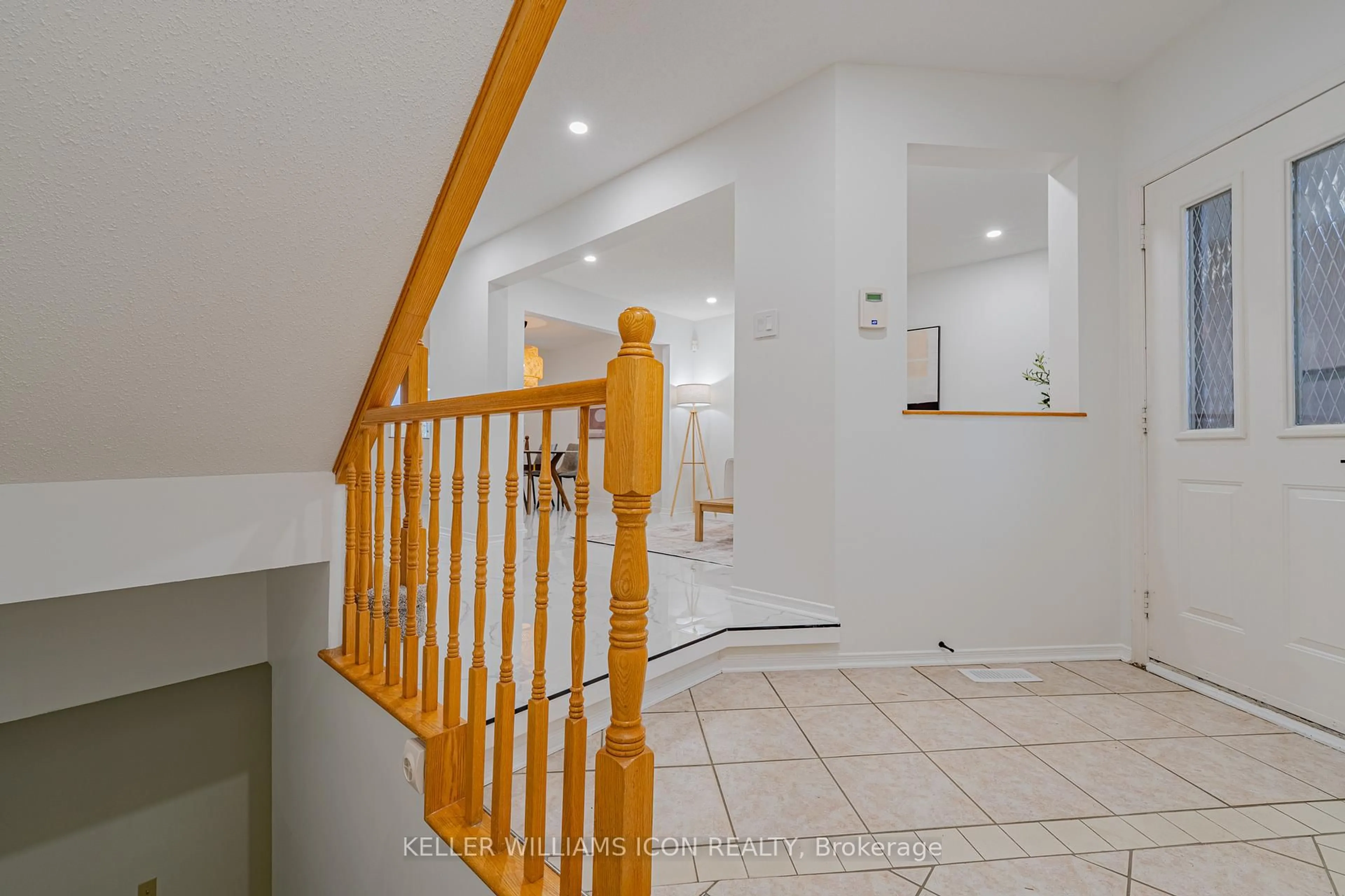 Indoor foyer for 32 Ashpark Cres, Ottawa Ontario K1T 3N8