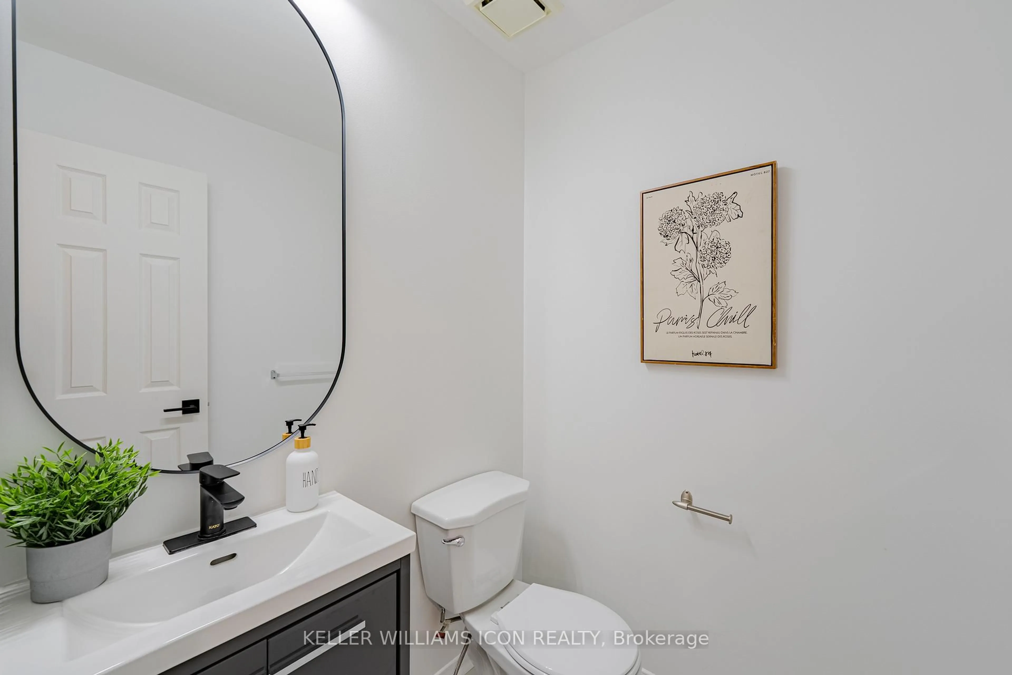 Standard bathroom, ceramic/tile floor for 32 Ashpark Cres, Ottawa Ontario K1T 3N8