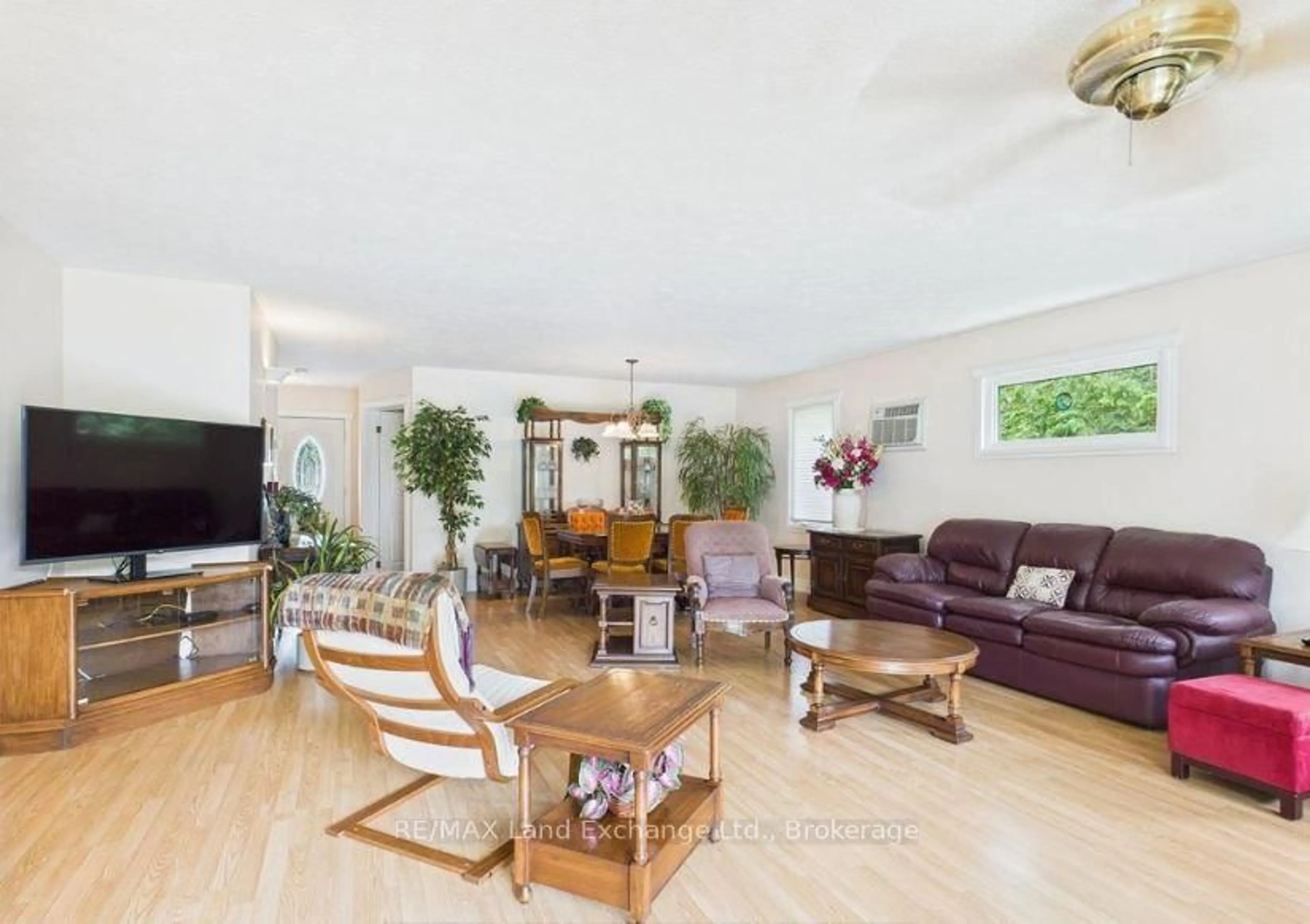 Living room with furniture, wood/laminate floor for 119 Seneca St, Huron-Kinloss Ontario N2Z 2X3