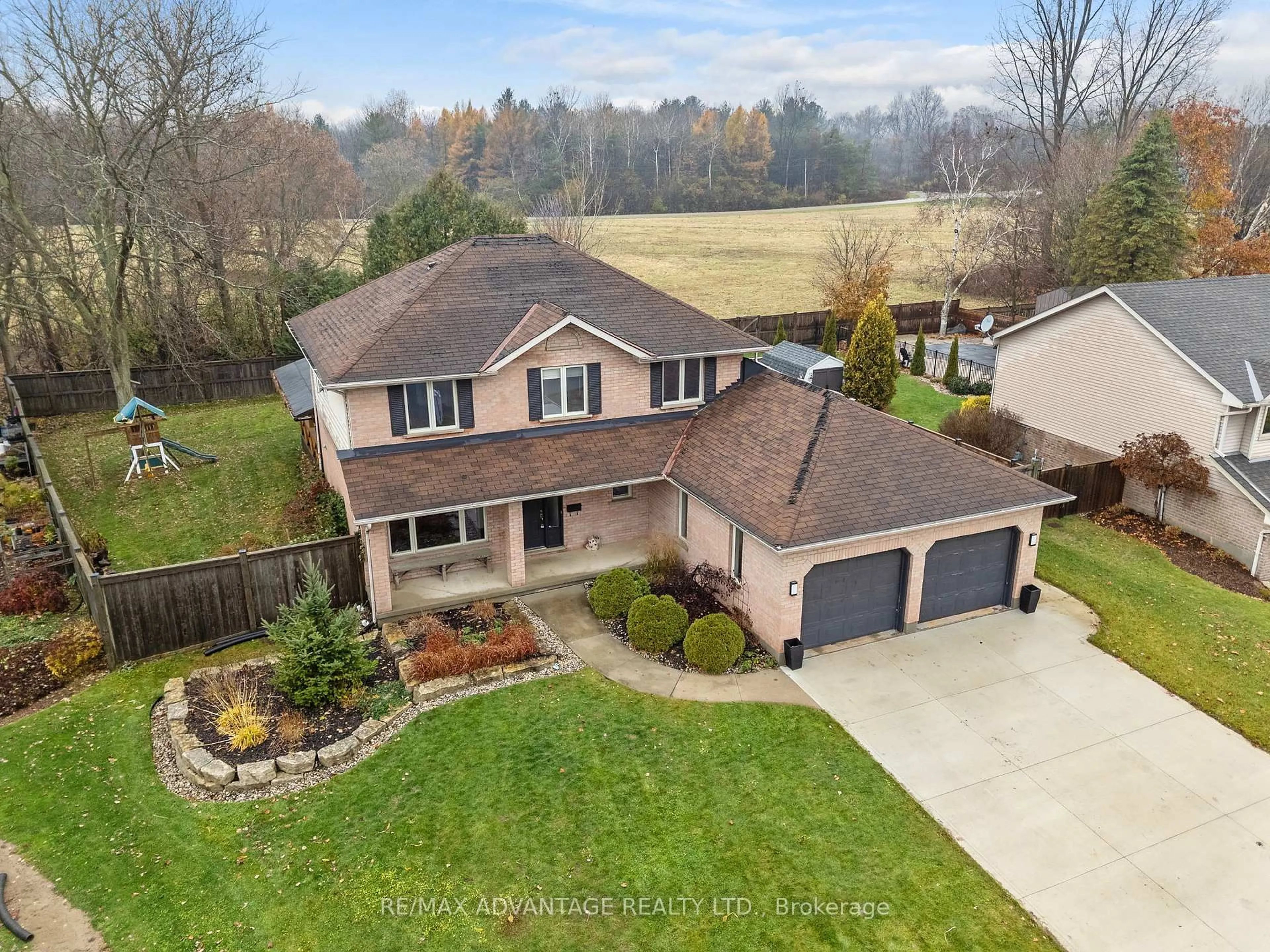 A pic from outside/outdoor area/front of a property/back of a property/a pic from drone, unknown for 21 Village Gate Cres, Thames Centre Ontario N0L 1G3