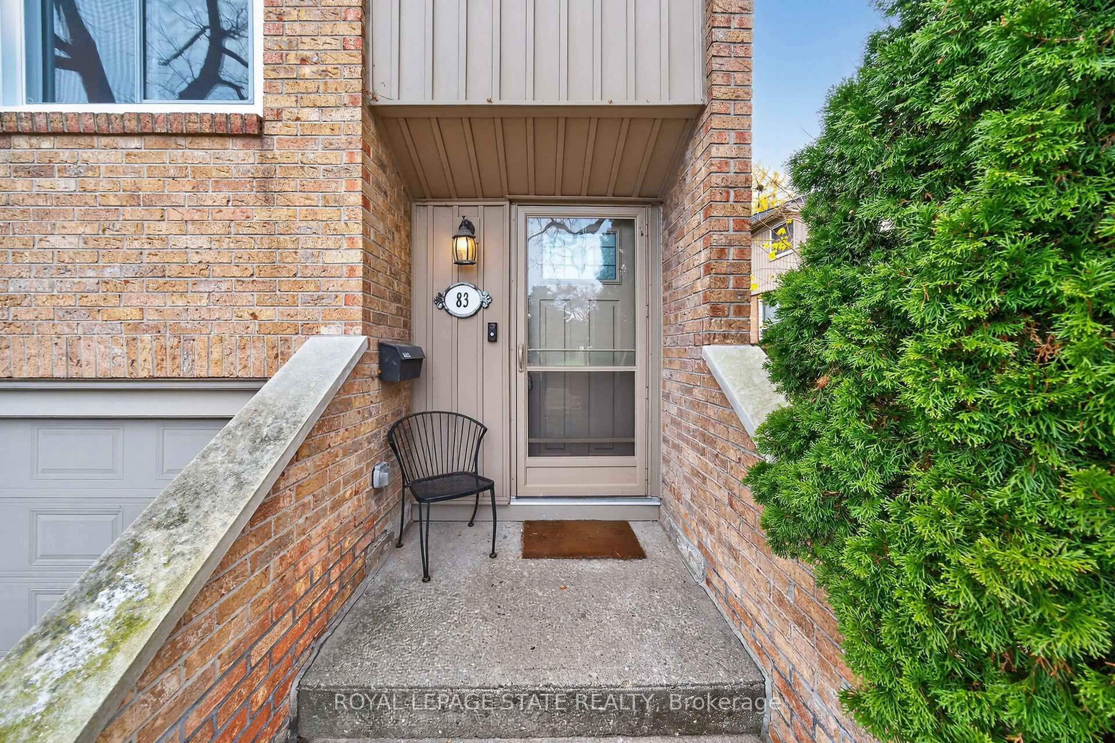 Indoor entryway for 83 Fonthill Rd, Hamilton Ontario L9C 6T1