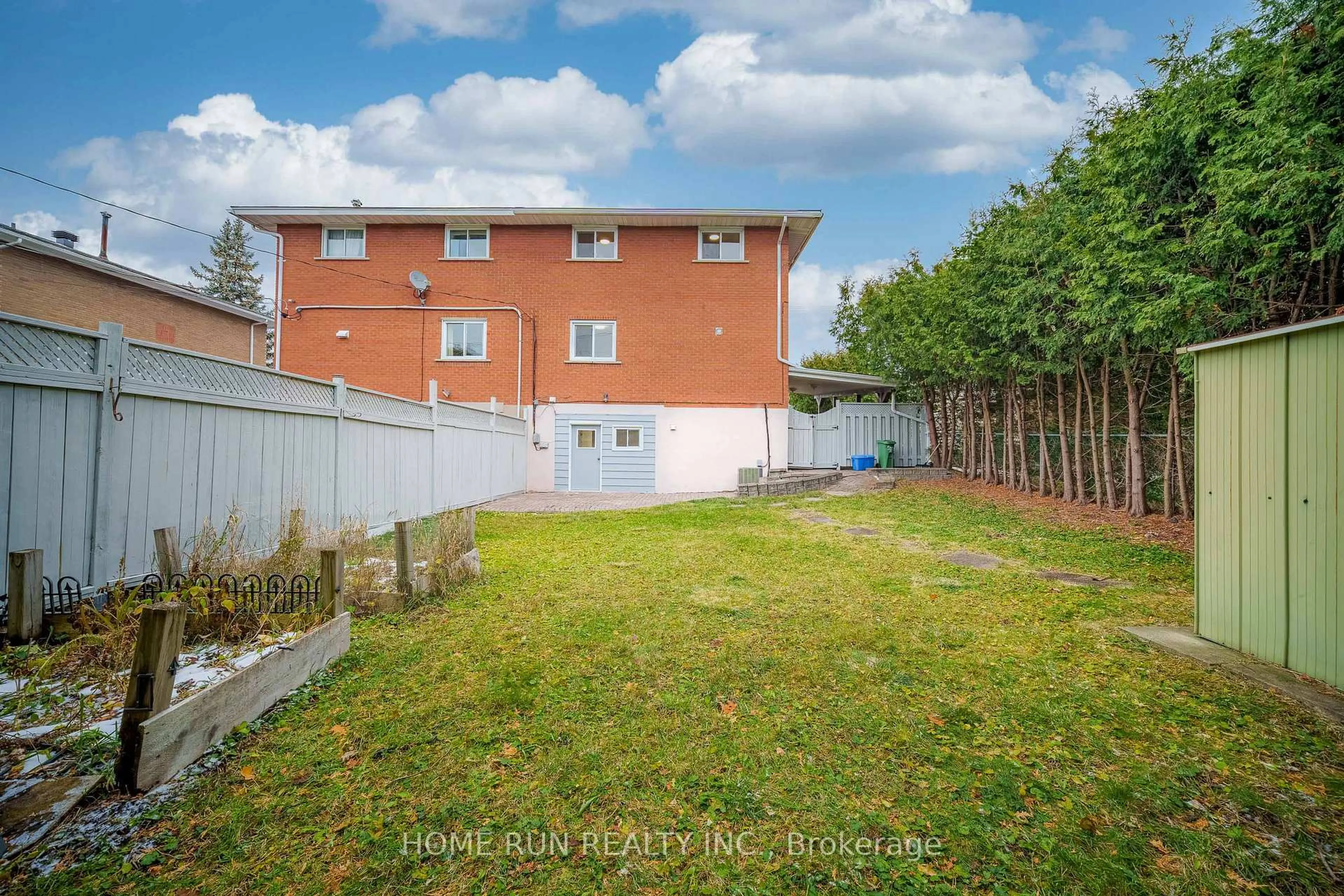 A pic from outside/outdoor area/front of a property/back of a property/a pic from drone, street for 376 Britannia Rd, Ottawa Ontario K2B 5X8