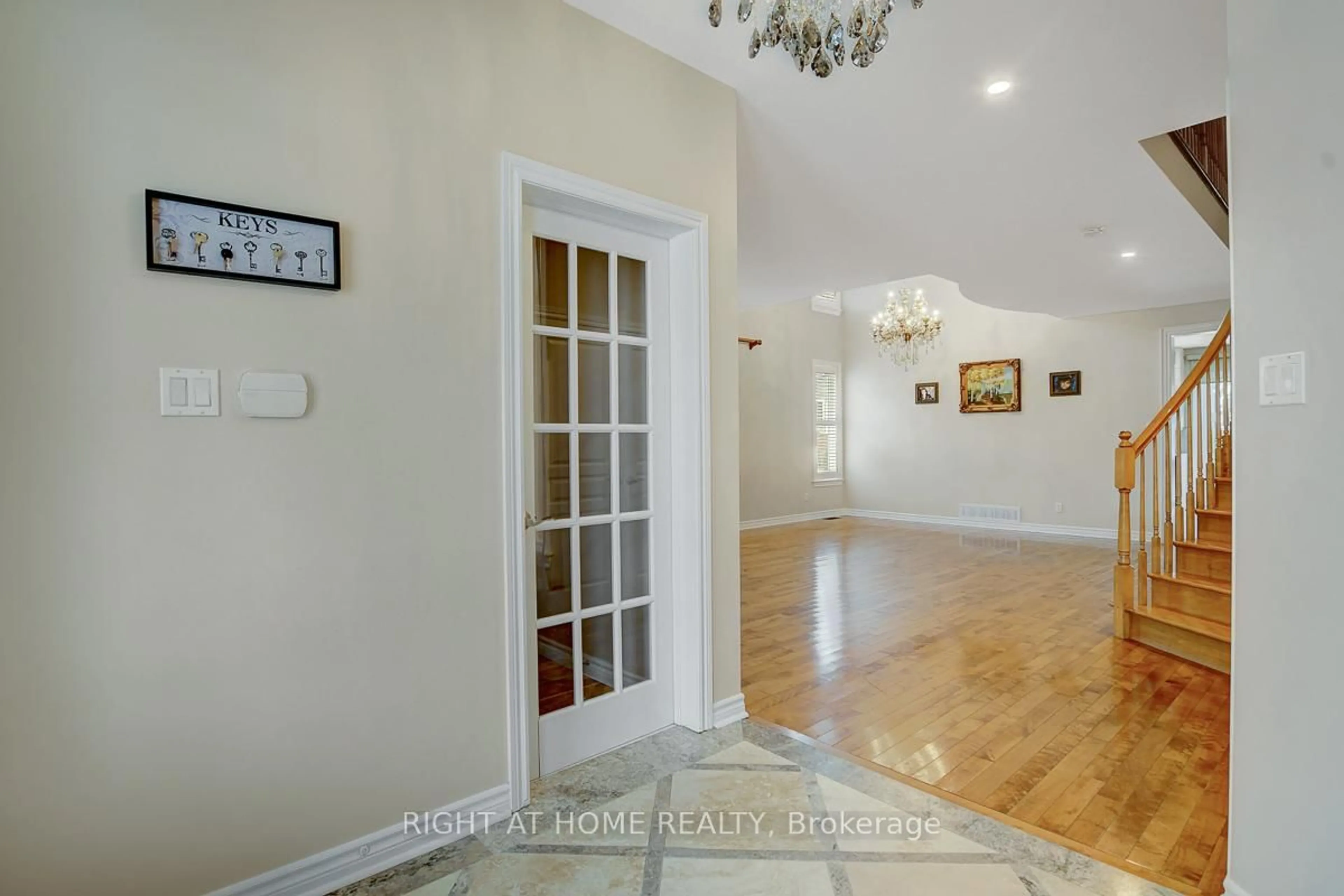 Indoor foyer for 523 Landswood Way, Stittsville Ontario K2S 0A6