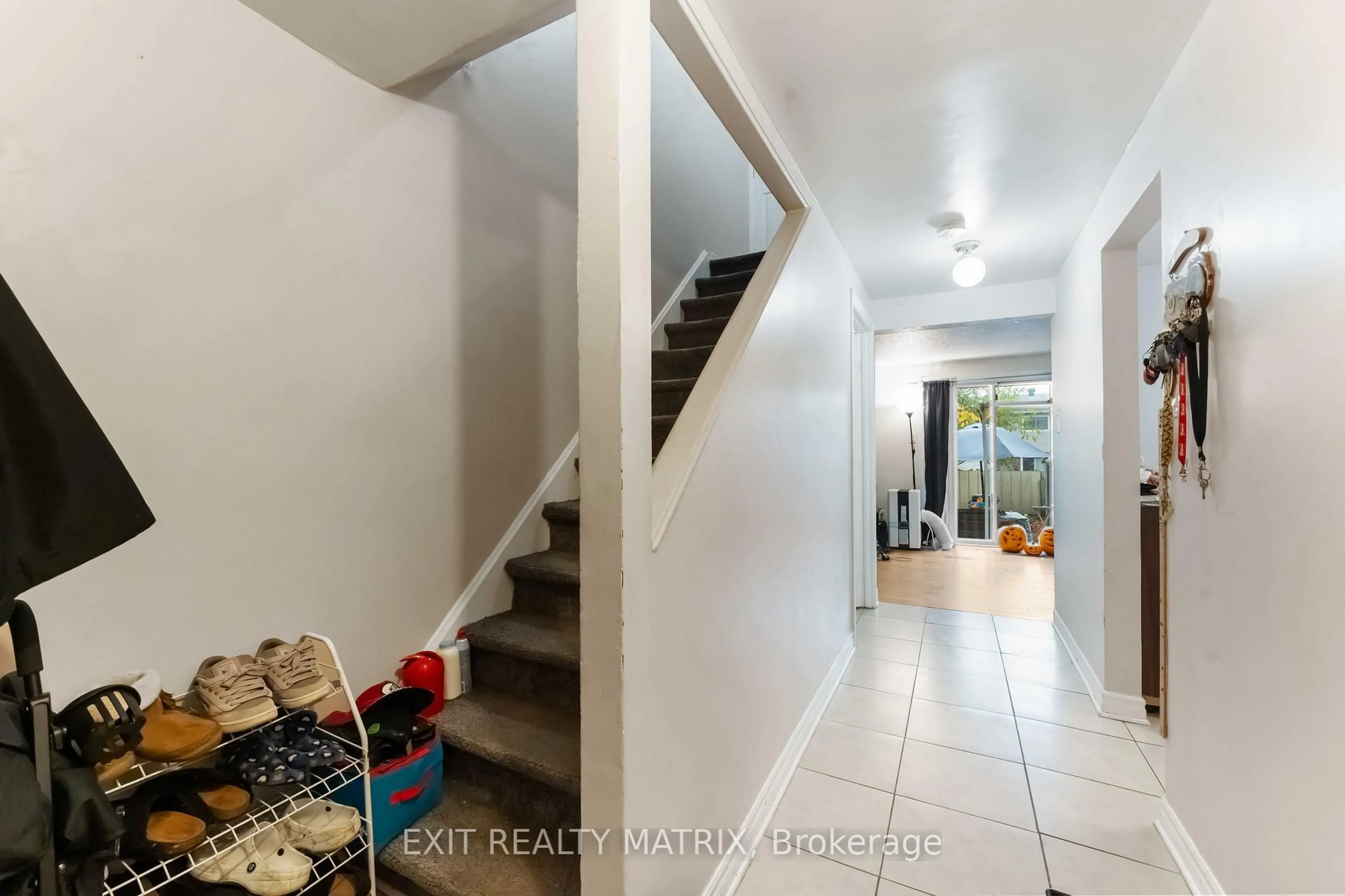 Indoor entryway for 1468 Heatherington Rd #B, Ottawa Ontario K1V 6S1