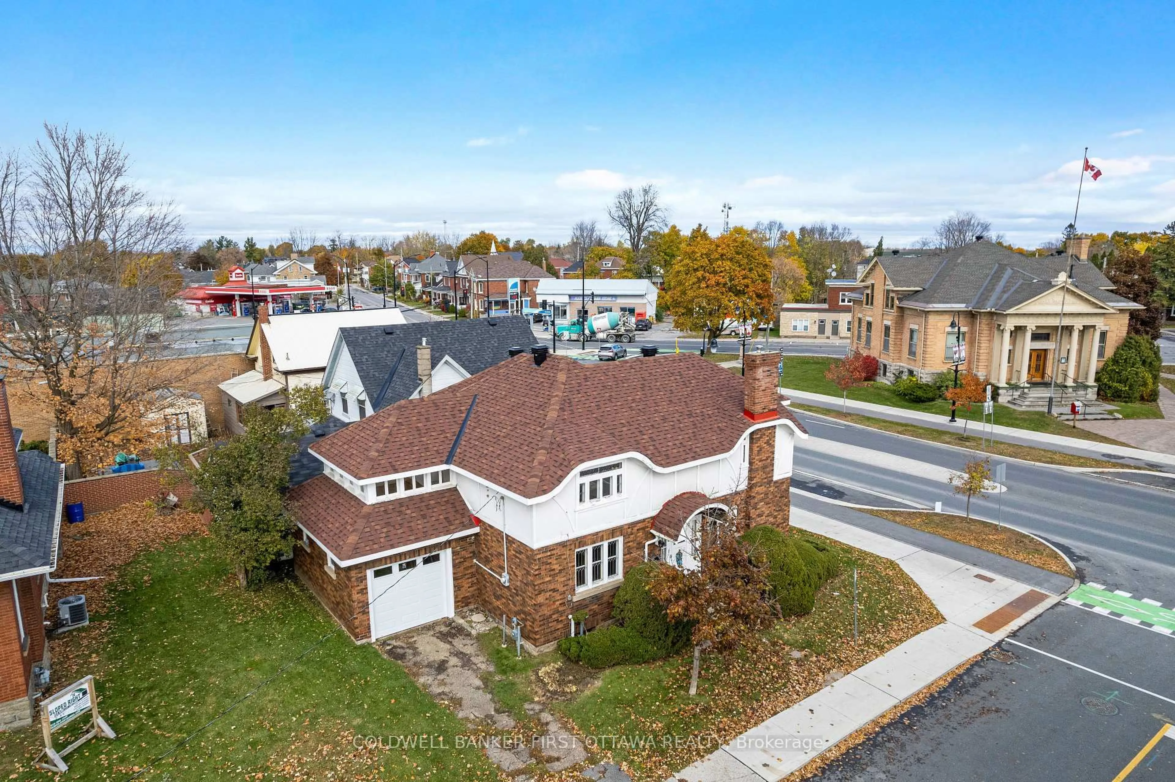 A pic from outside/outdoor area/front of a property/back of a property/a pic from drone, street for 2 Gladstone Ave, Smiths Falls Ontario K7A 1R3