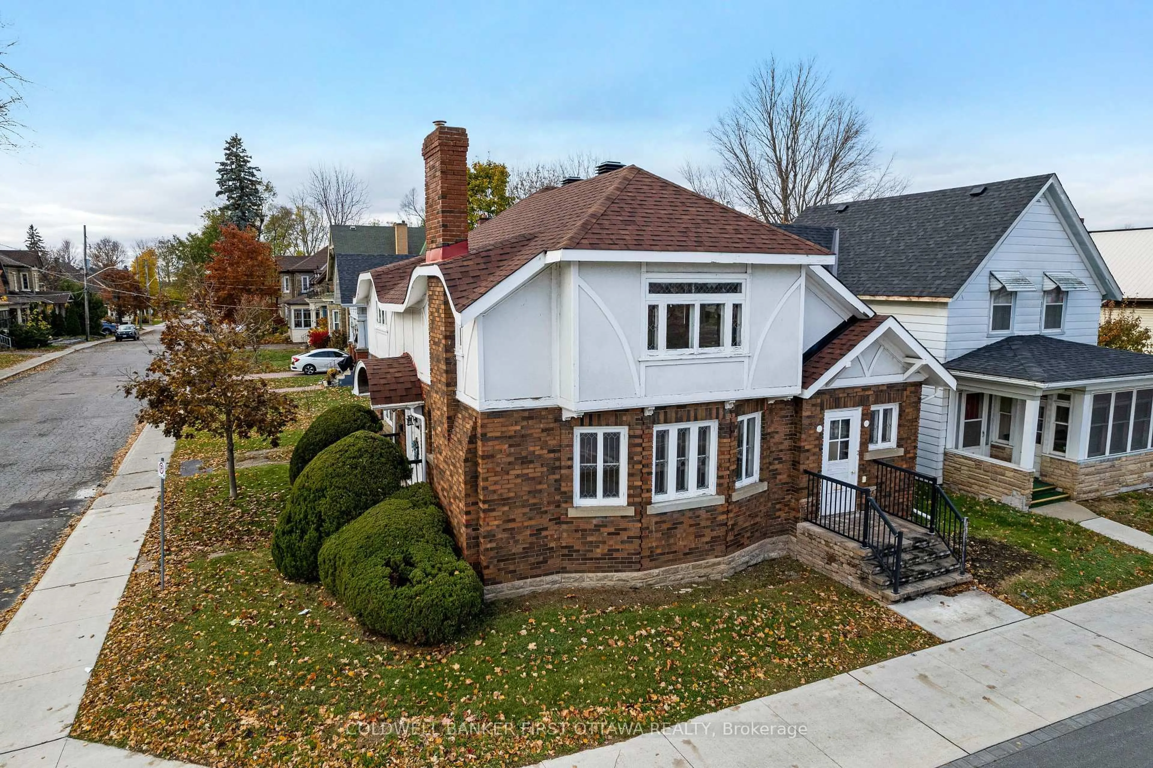 A pic from outside/outdoor area/front of a property/back of a property/a pic from drone, street for 2 Gladstone Ave, Smiths Falls Ontario K7A 1R3