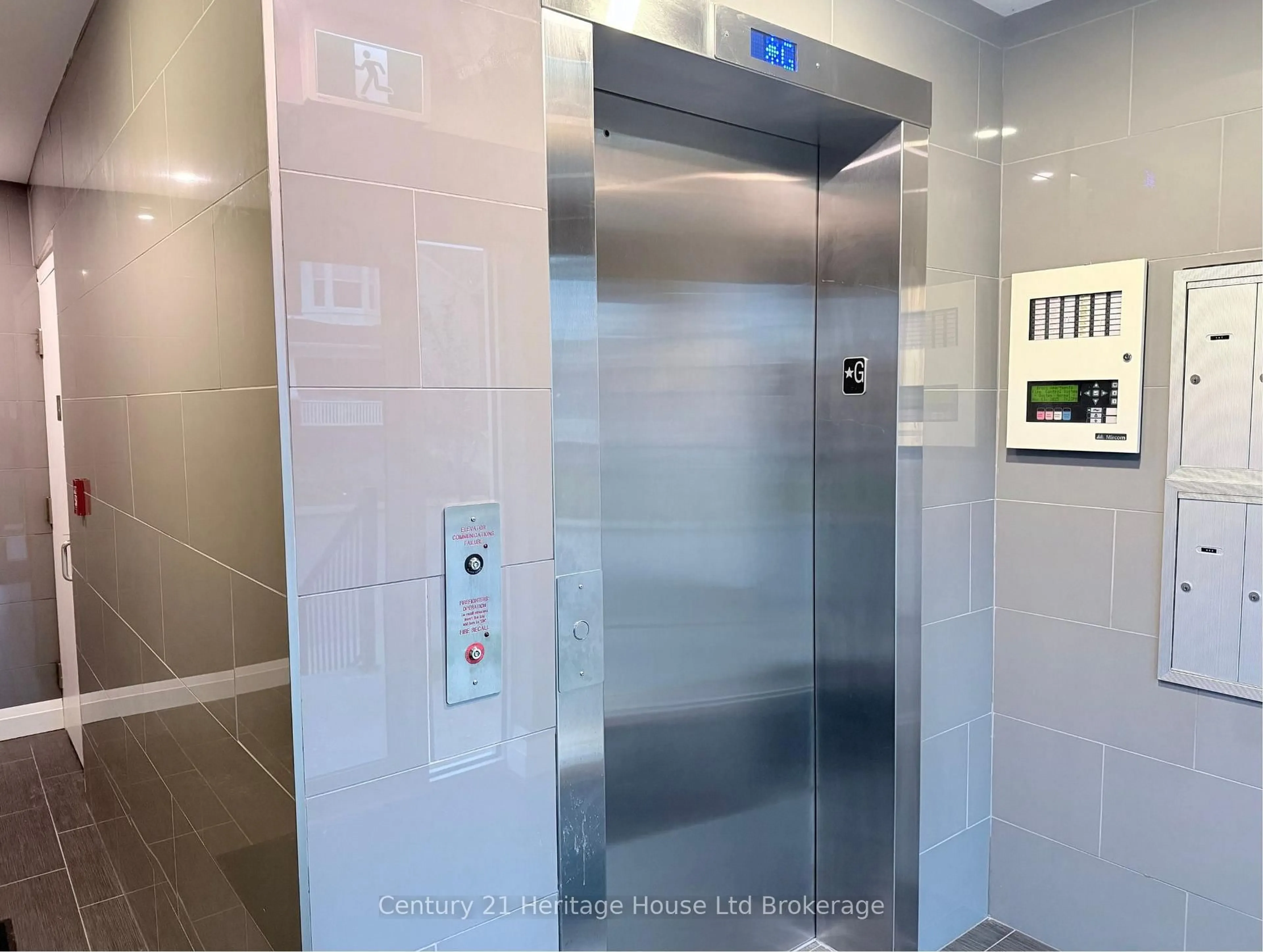 Indoor foyer for 34 Brock St #303, Woodstock Ontario N4S 3B5