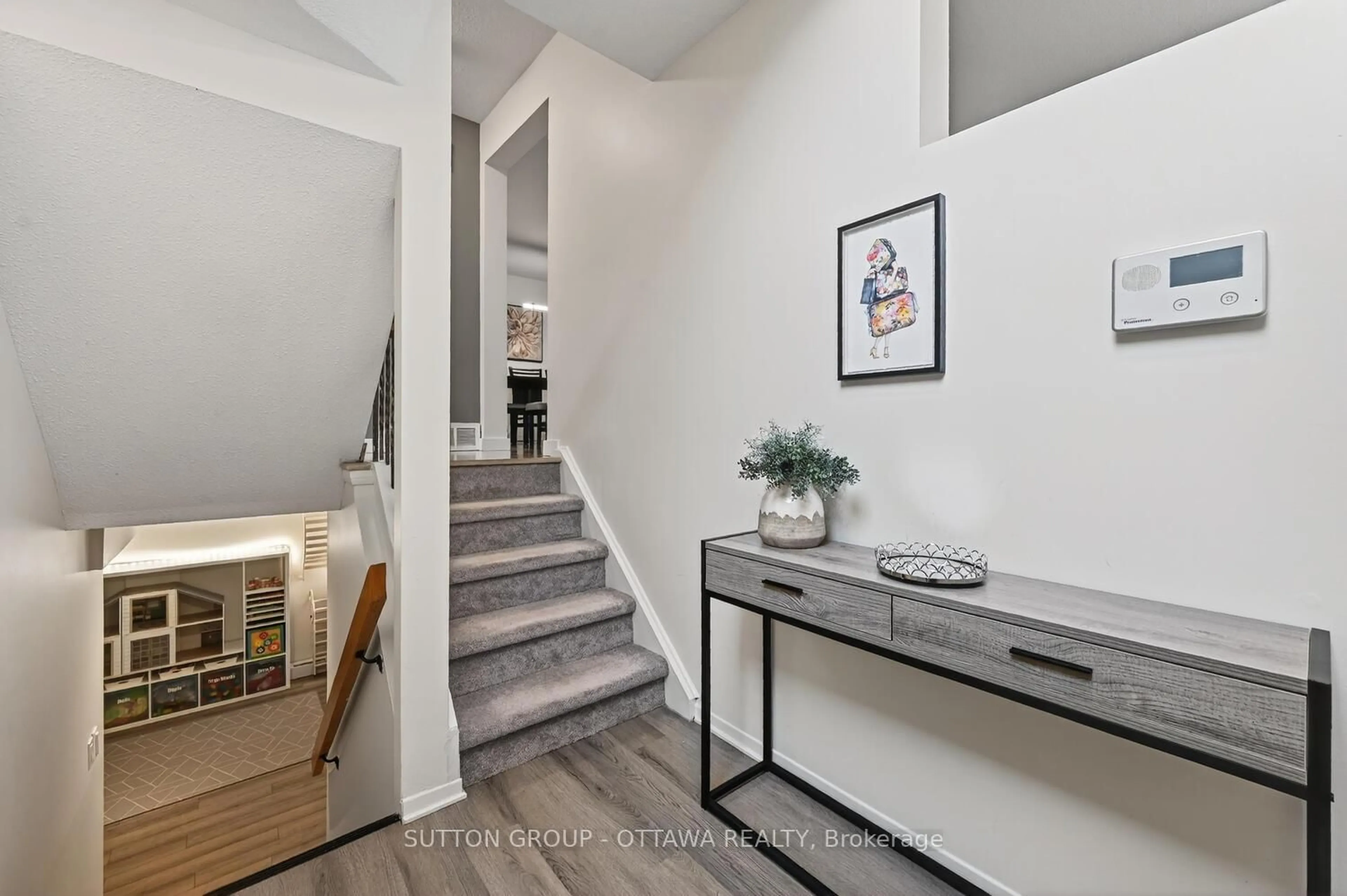 Indoor entryway for 1 Bayside Private, Ottawa Ontario K1V 9R3