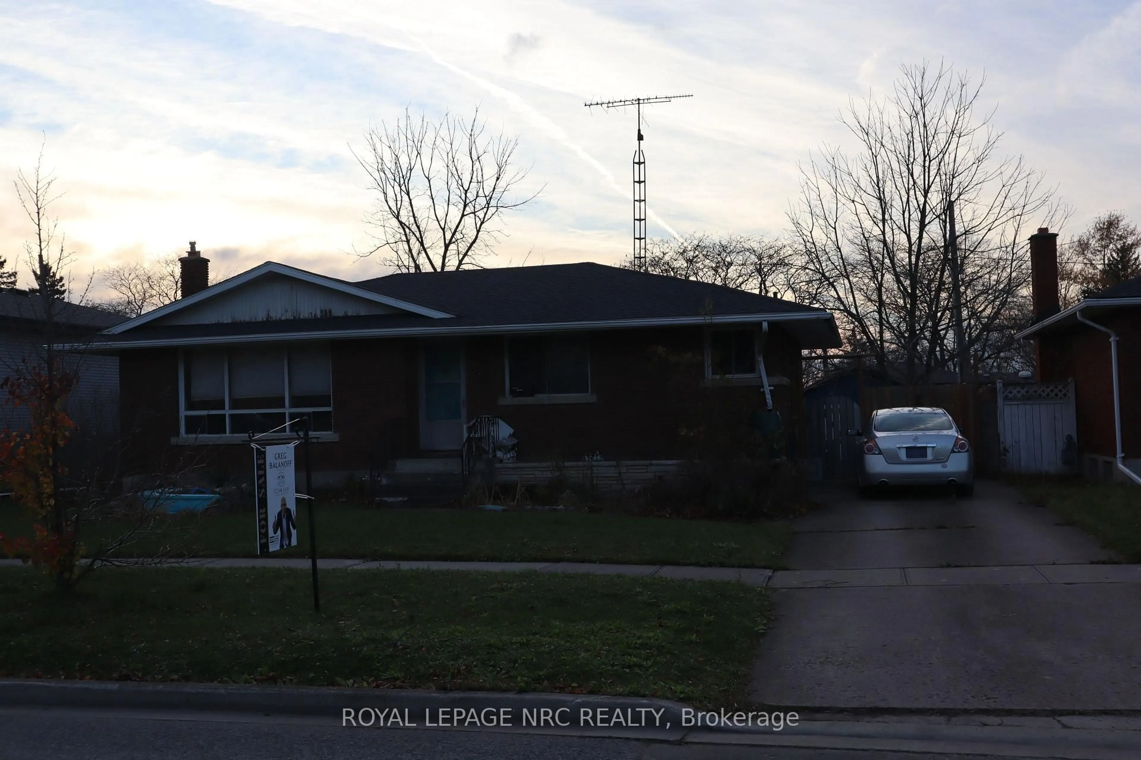 Blurry image for 21 Clearview Hts, St. Catharines Ontario L2T 2W2