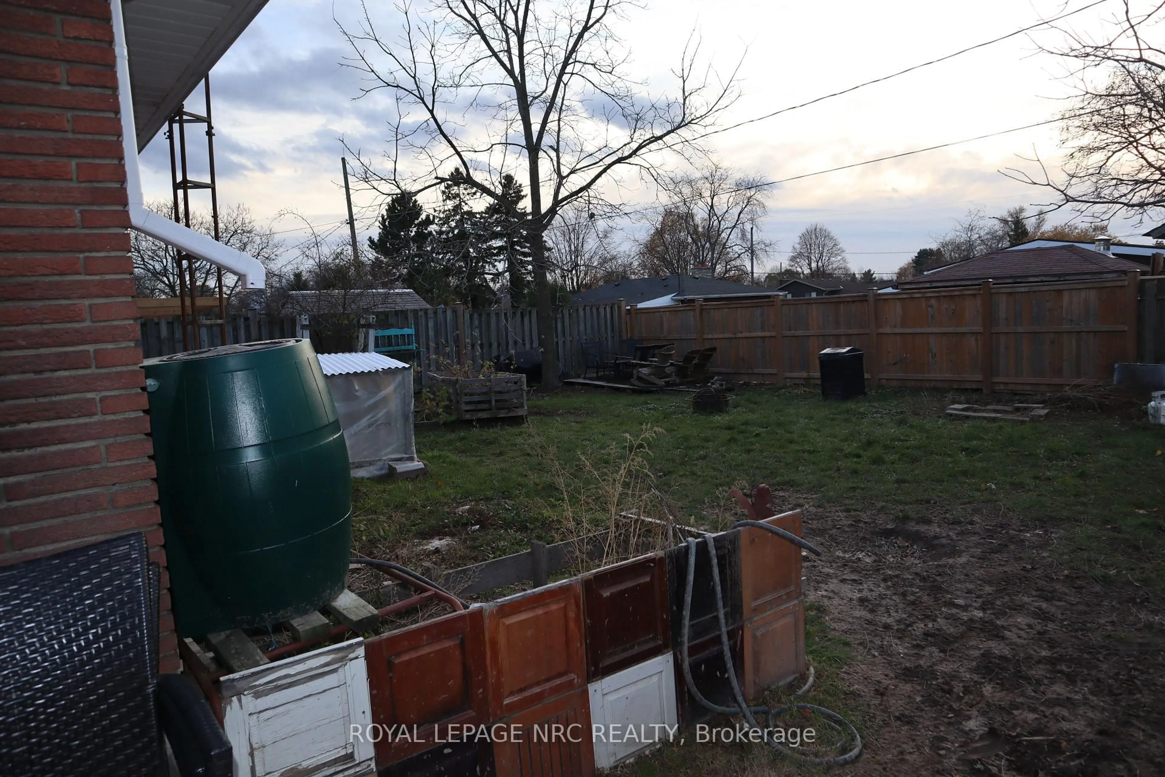 A pic from outside/outdoor area/front of a property/back of a property/a pic from drone, street for 21 Clearview Hts, St. Catharines Ontario L2T 2W2