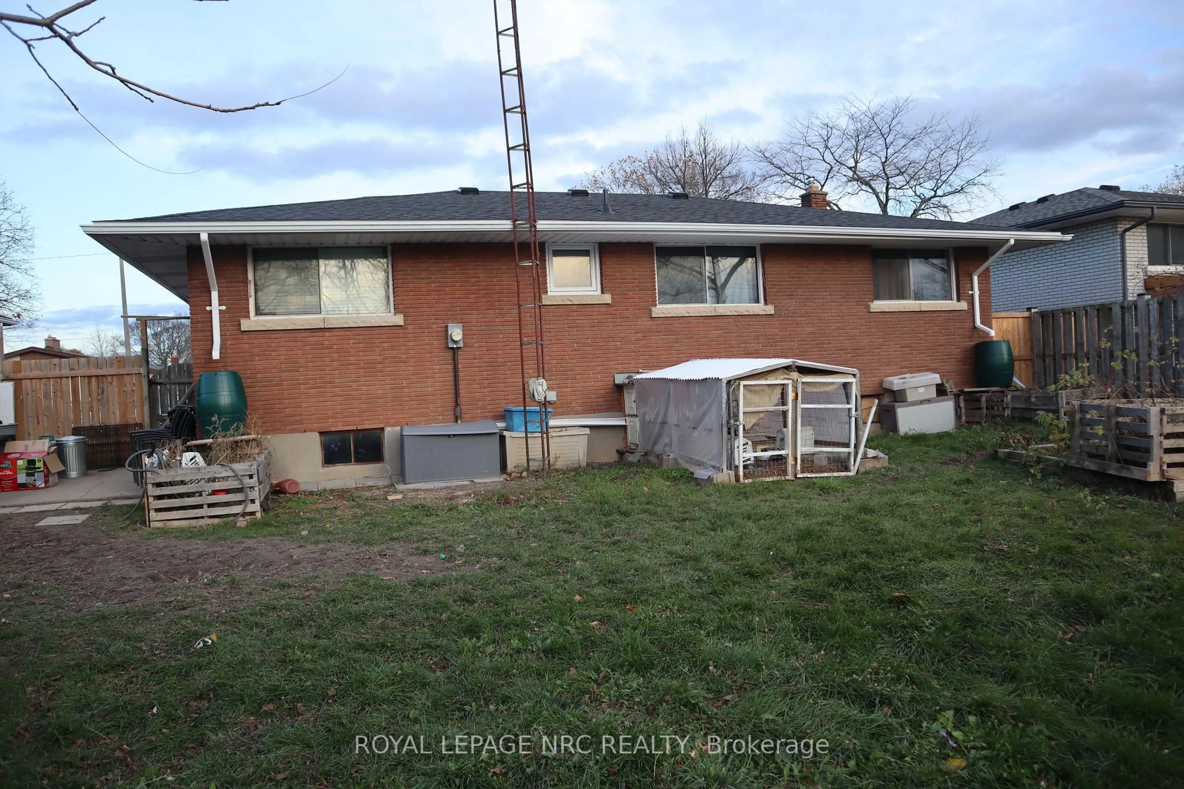 Home with brick exterior material, building for 21 Clearview Hts, St. Catharines Ontario L2T 2W2
