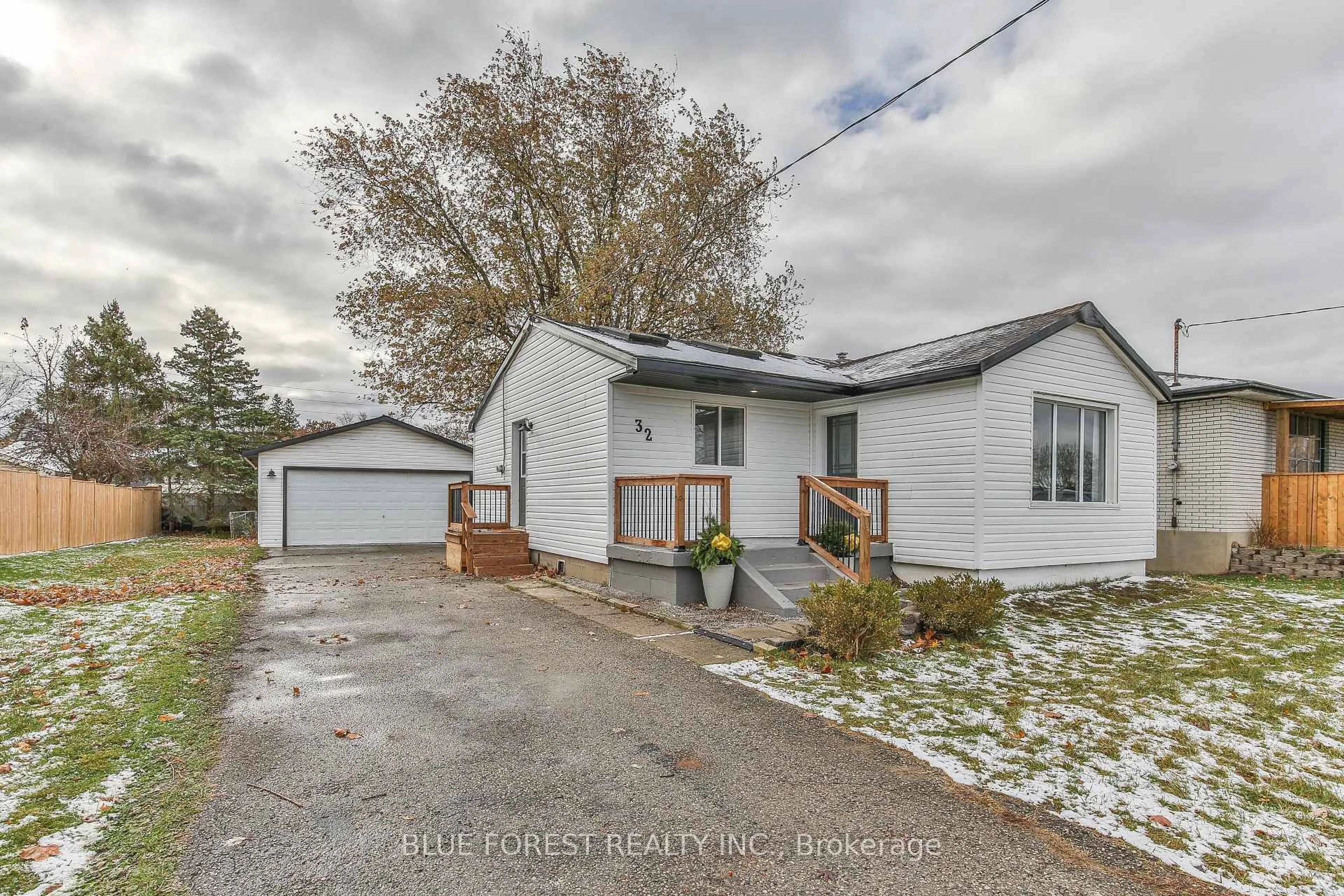 A pic from outside/outdoor area/front of a property/back of a property/a pic from drone, street for 32 Mary St, St. Thomas Ontario N5R 2V8