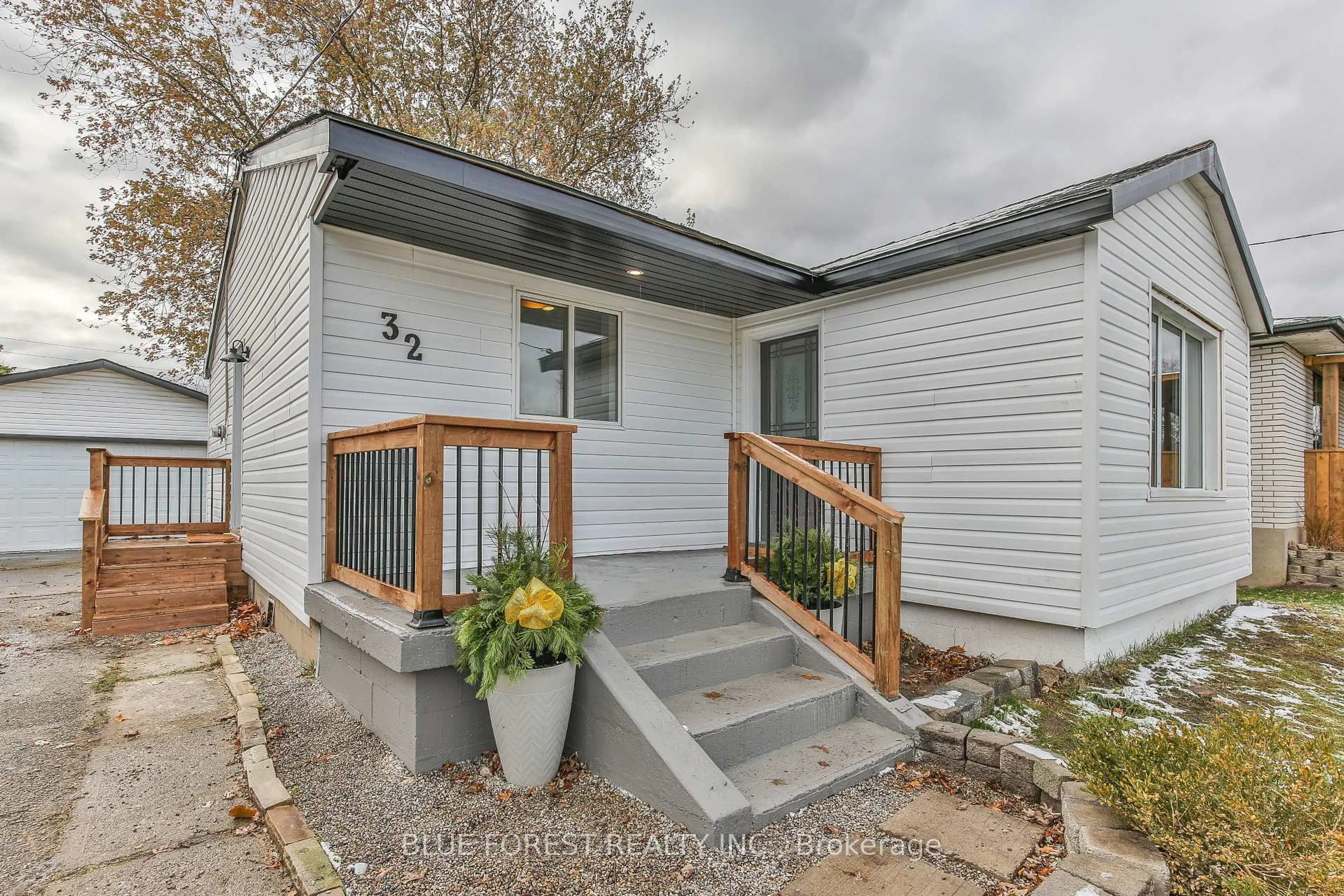 Unknown for 32 Mary St, St. Thomas Ontario N5R 2V8