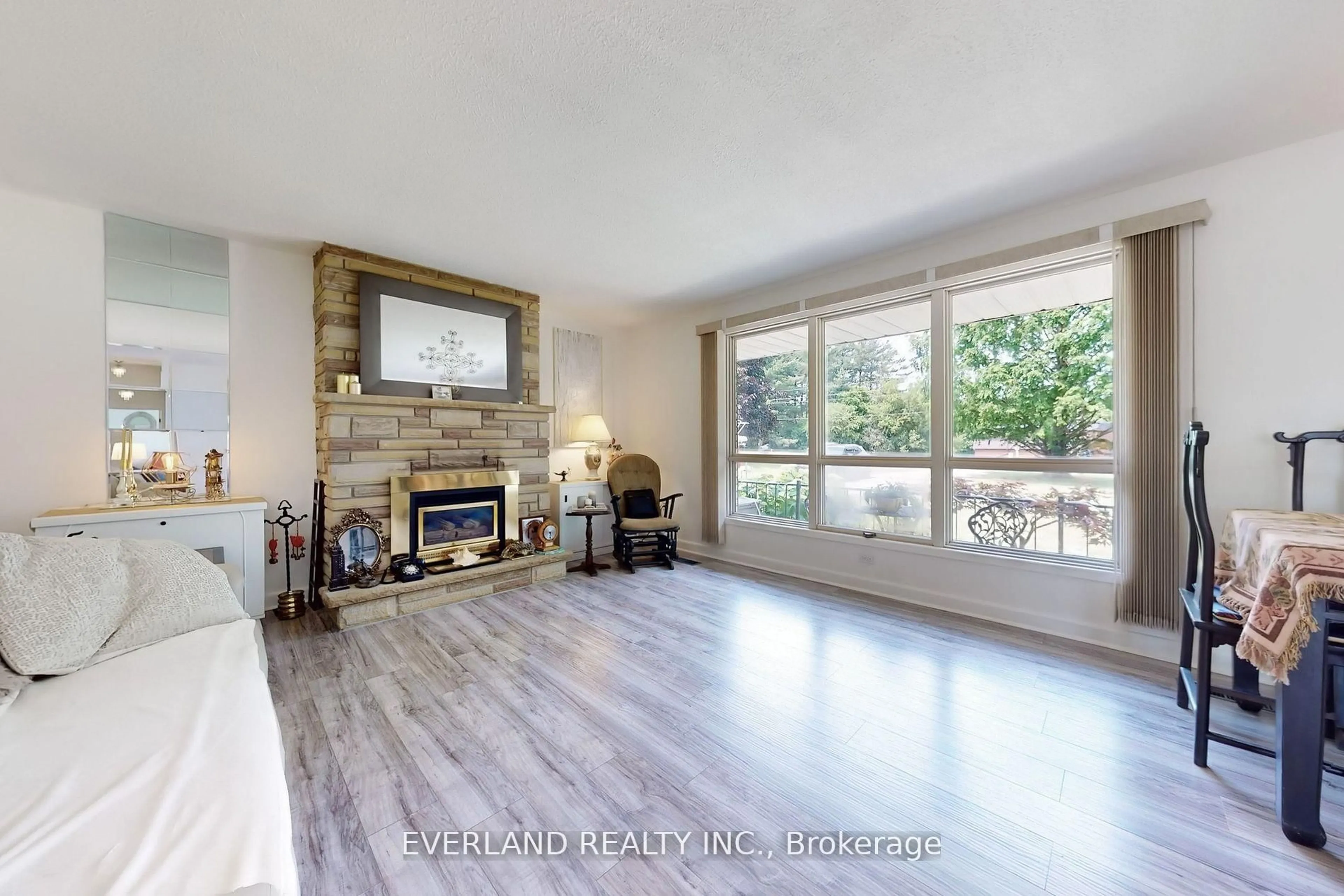 Living room with furniture, wood/laminate floor for 583386 HAMILTON Rd, South-West Oxford Ontario N5C 3J7