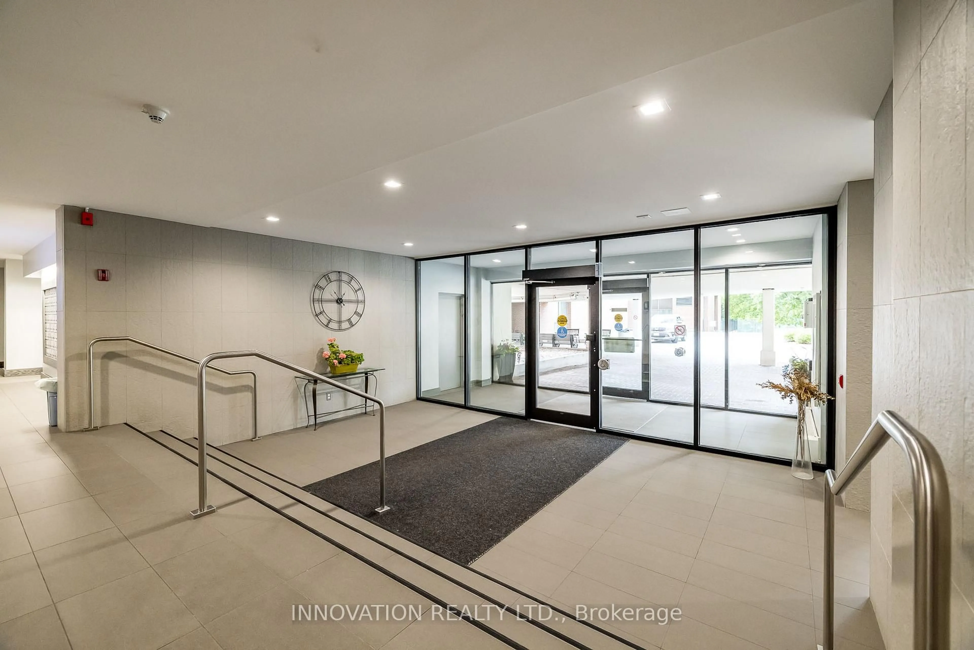 Indoor foyer for 665 Bathgate Dr #307, Ottawa Ontario K1K 3Y4