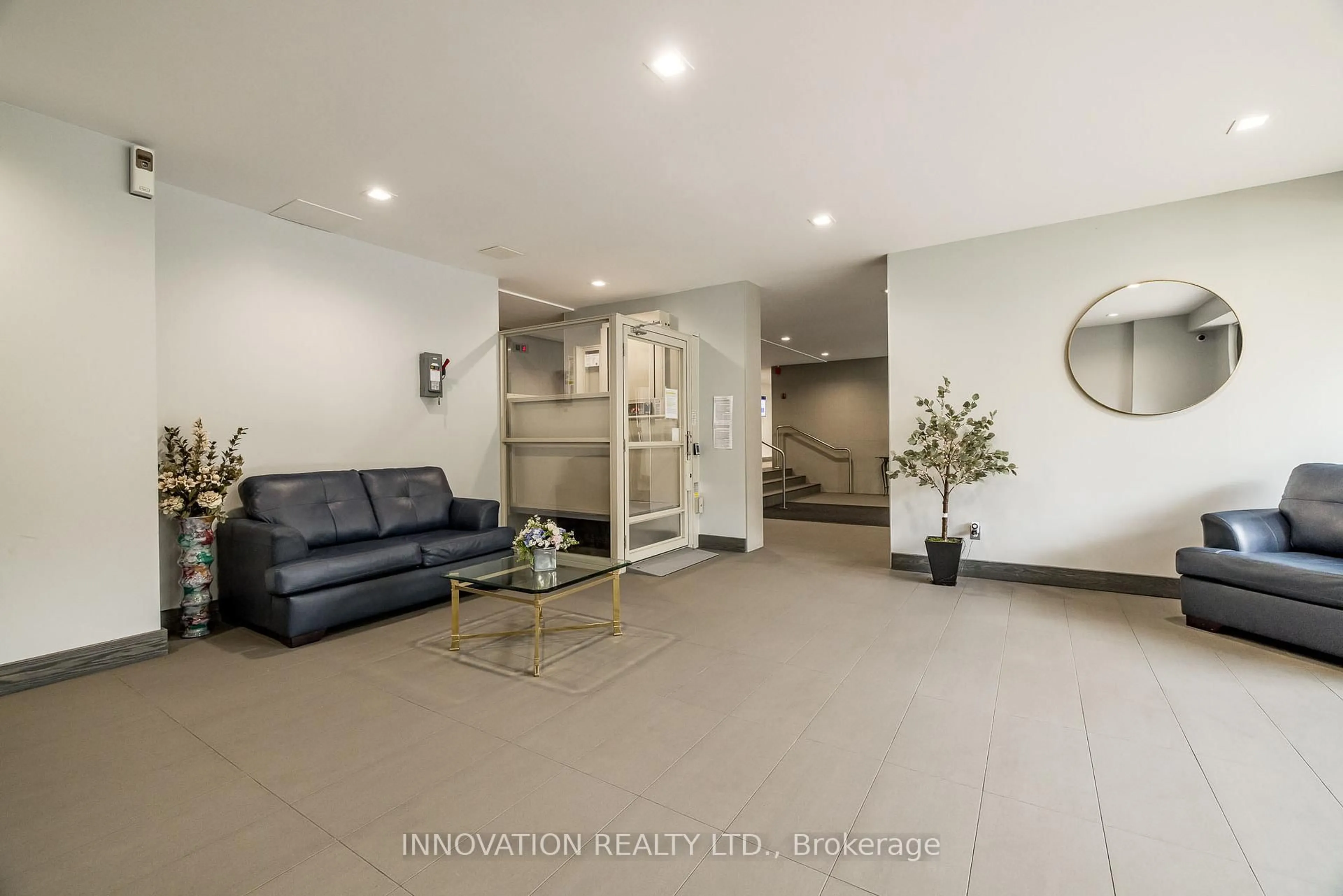 Indoor foyer for 665 Bathgate Dr #307, Ottawa Ontario K1K 3Y4