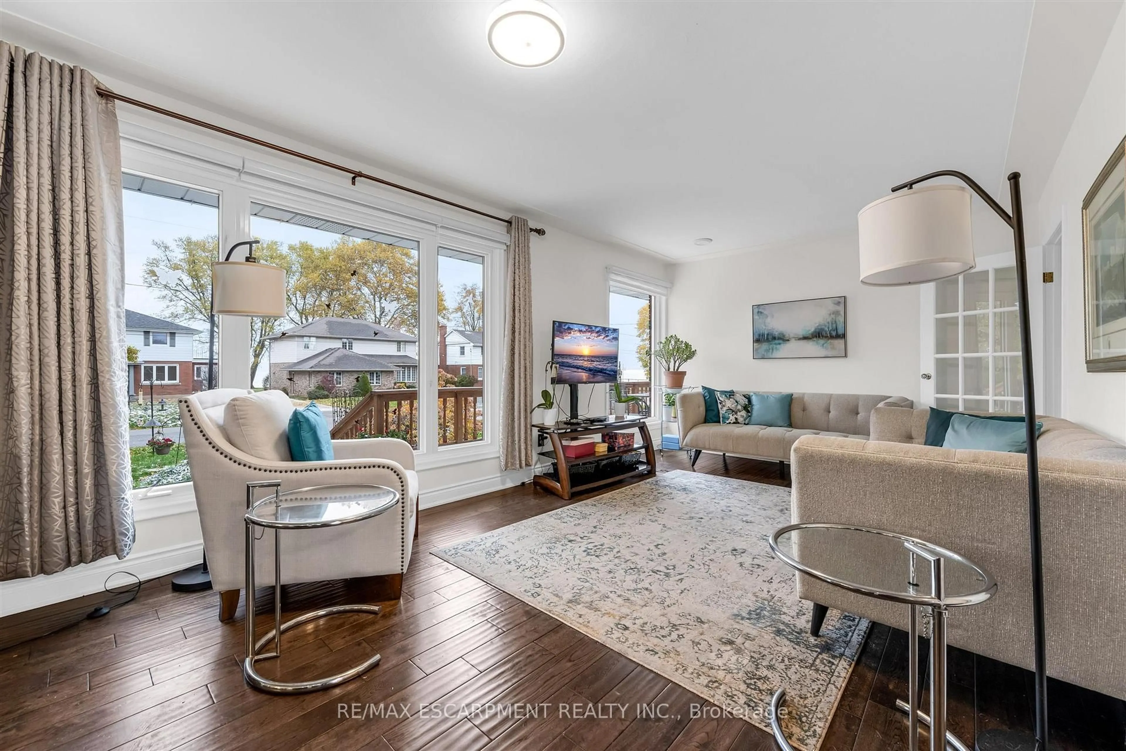 Living room with furniture, unknown for 21 Lakeside Dr, Grimsby Ontario L3M 2K9