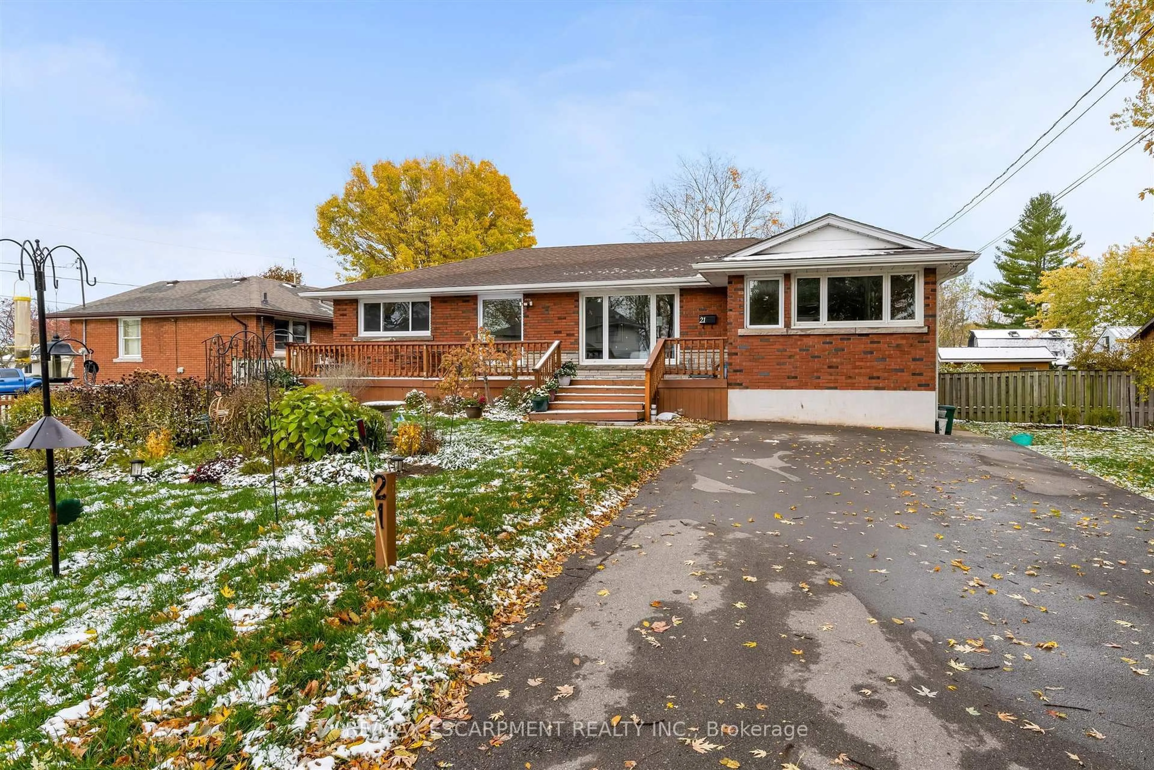 Home with brick exterior material, street for 21 Lakeside Dr, Grimsby Ontario L3M 2K9