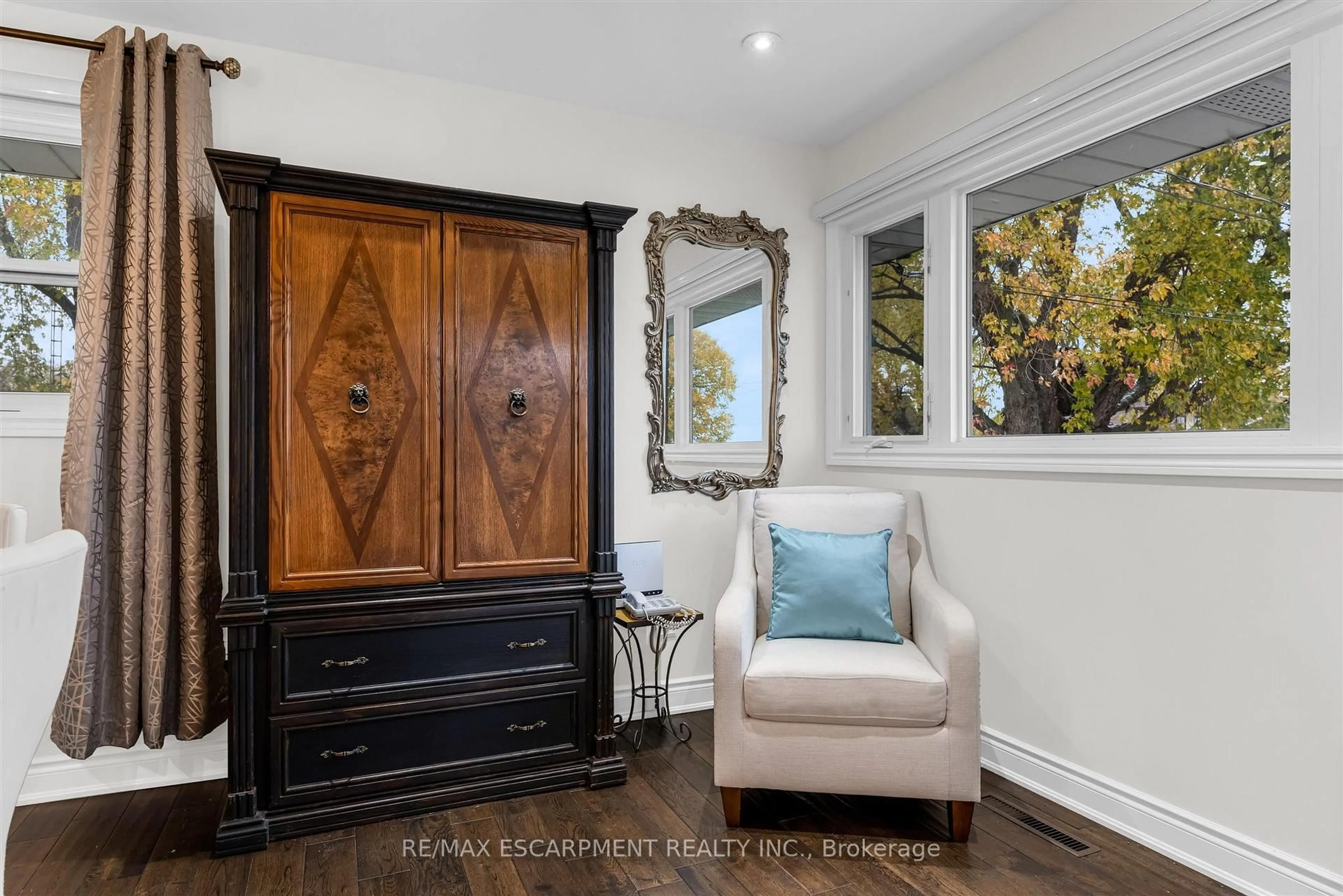 Indoor entryway for 21 Lakeside Dr, Grimsby Ontario L3M 2K9