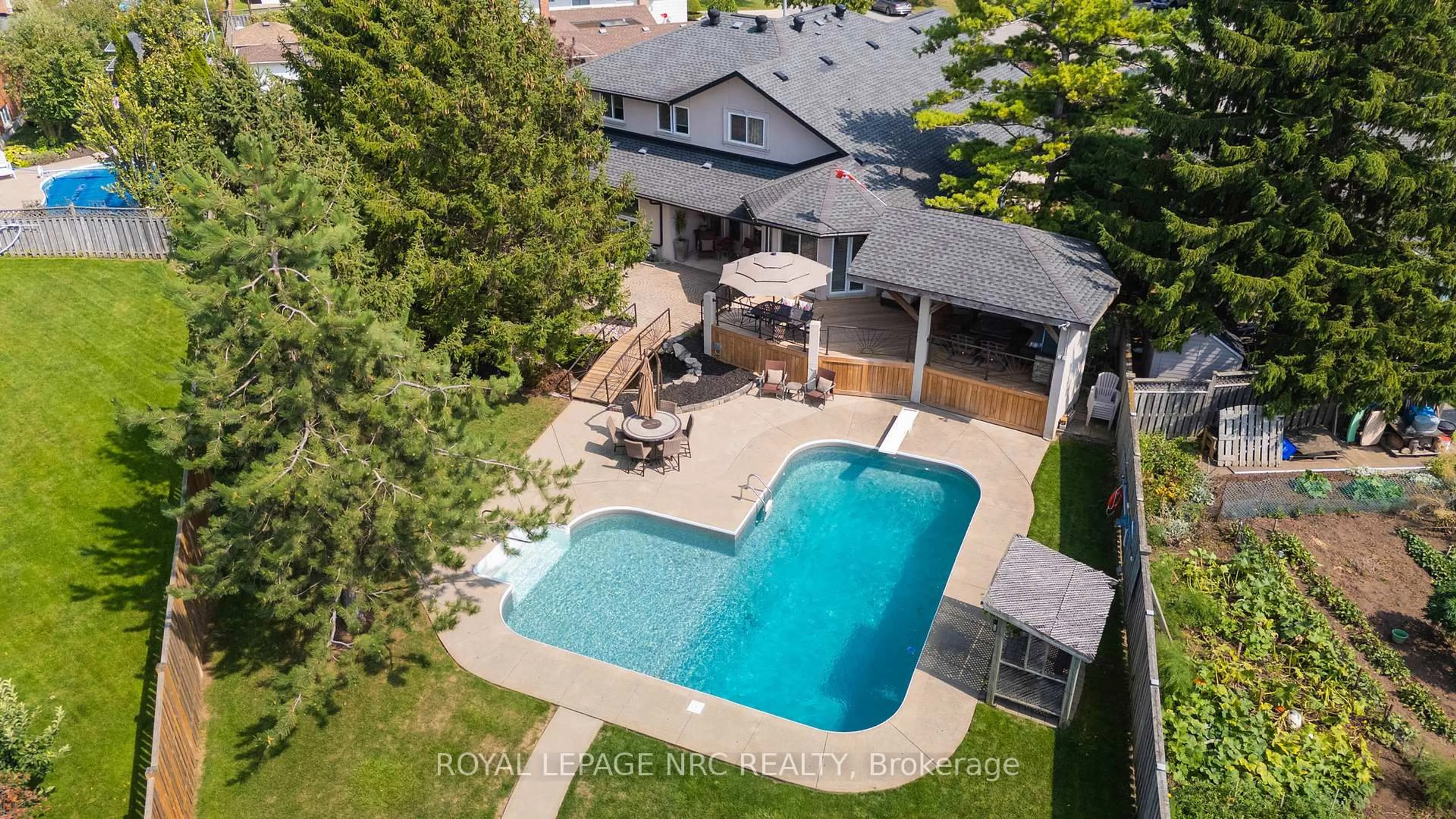 A pic from outside/outdoor area/front of a property/back of a property/a pic from drone, street for 12 Fuller Cres, Thorold Ontario L2V 4B9